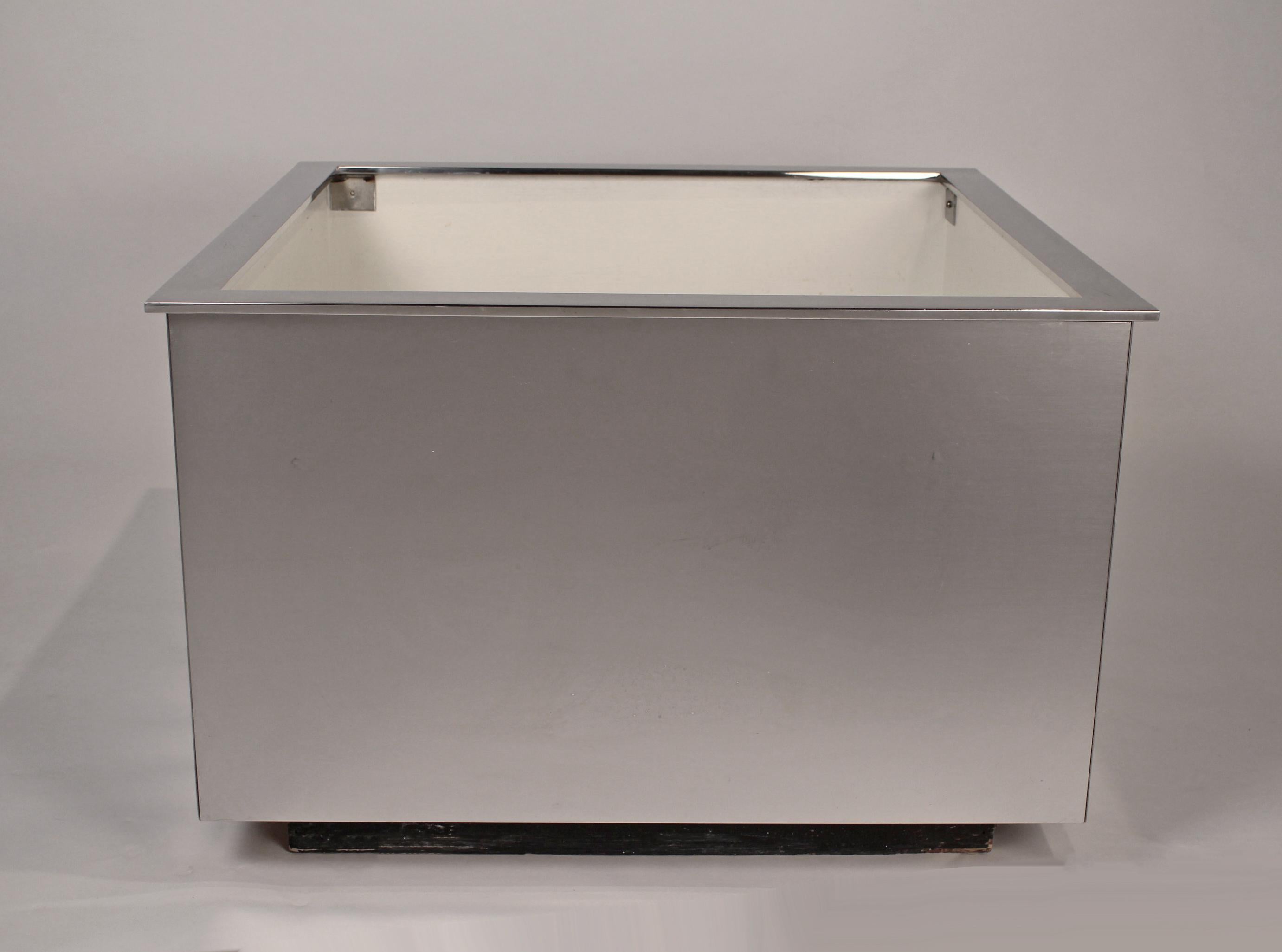 Custom Architectural Mirror Polished Stainless-Steel Mid-Century Modern Planter In Good Condition For Sale In Dallas, TX