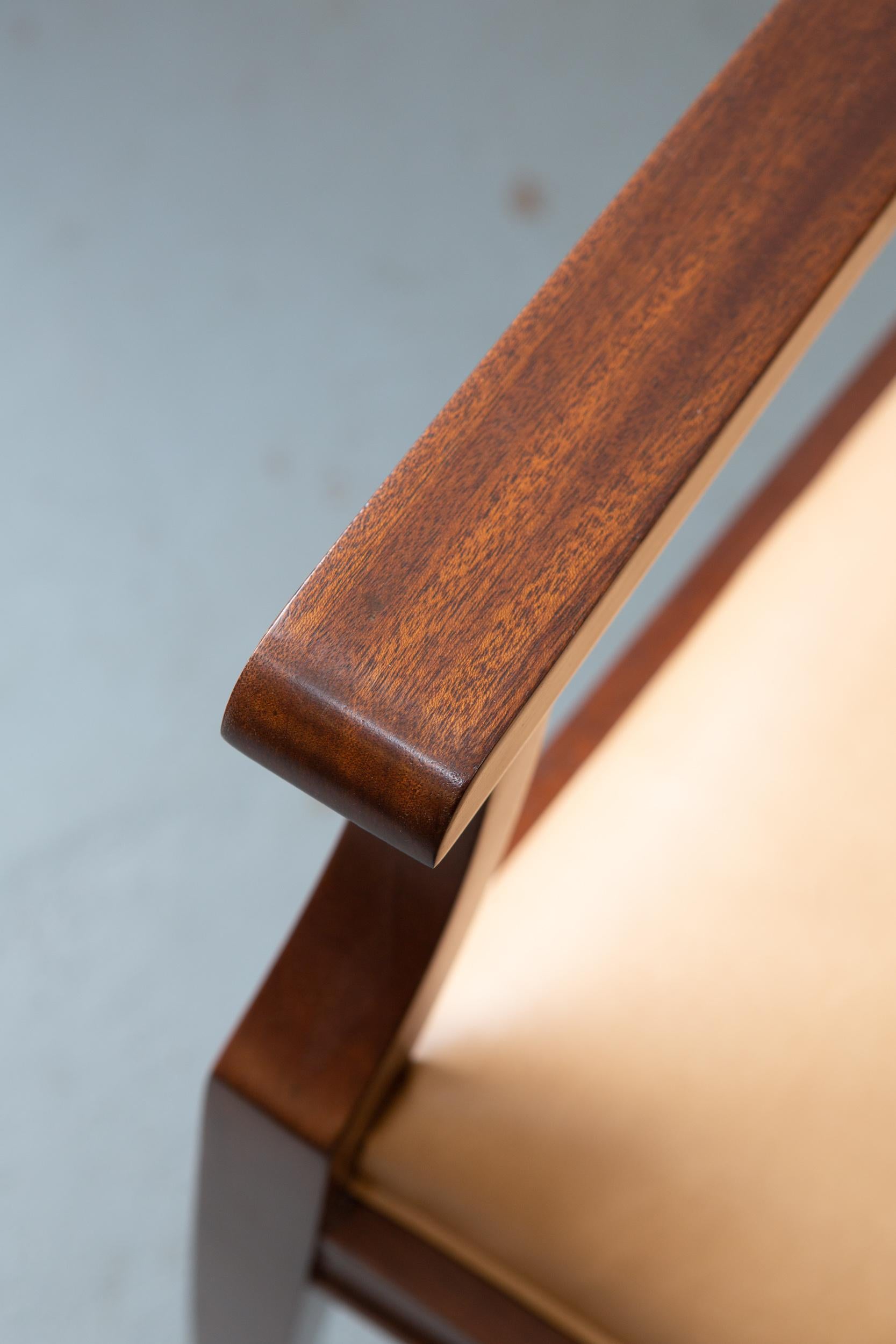 Stattlicher, struktureller Mahagoni-Sessel nach einem Original aus den 1940er Jahren. Sehr robust und hübsch mit klaren Linien. Leicht konisch zulaufende Beine und hellbraunes Leder runden den Stuhl wunderbar ab.