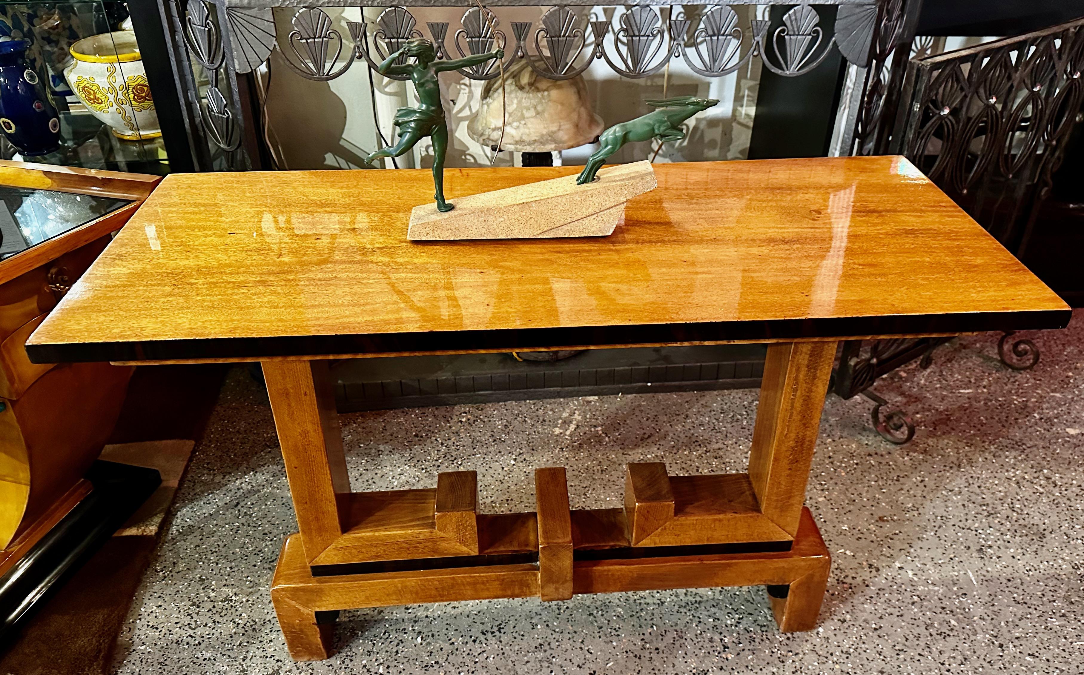 Custom French-style two-tone wood console. Dark painted edges and heavily grained contrasting medium honey blonde wood that is highly figured make this especially rich looking. This is a terrific and useful size. The base has a great sculpted