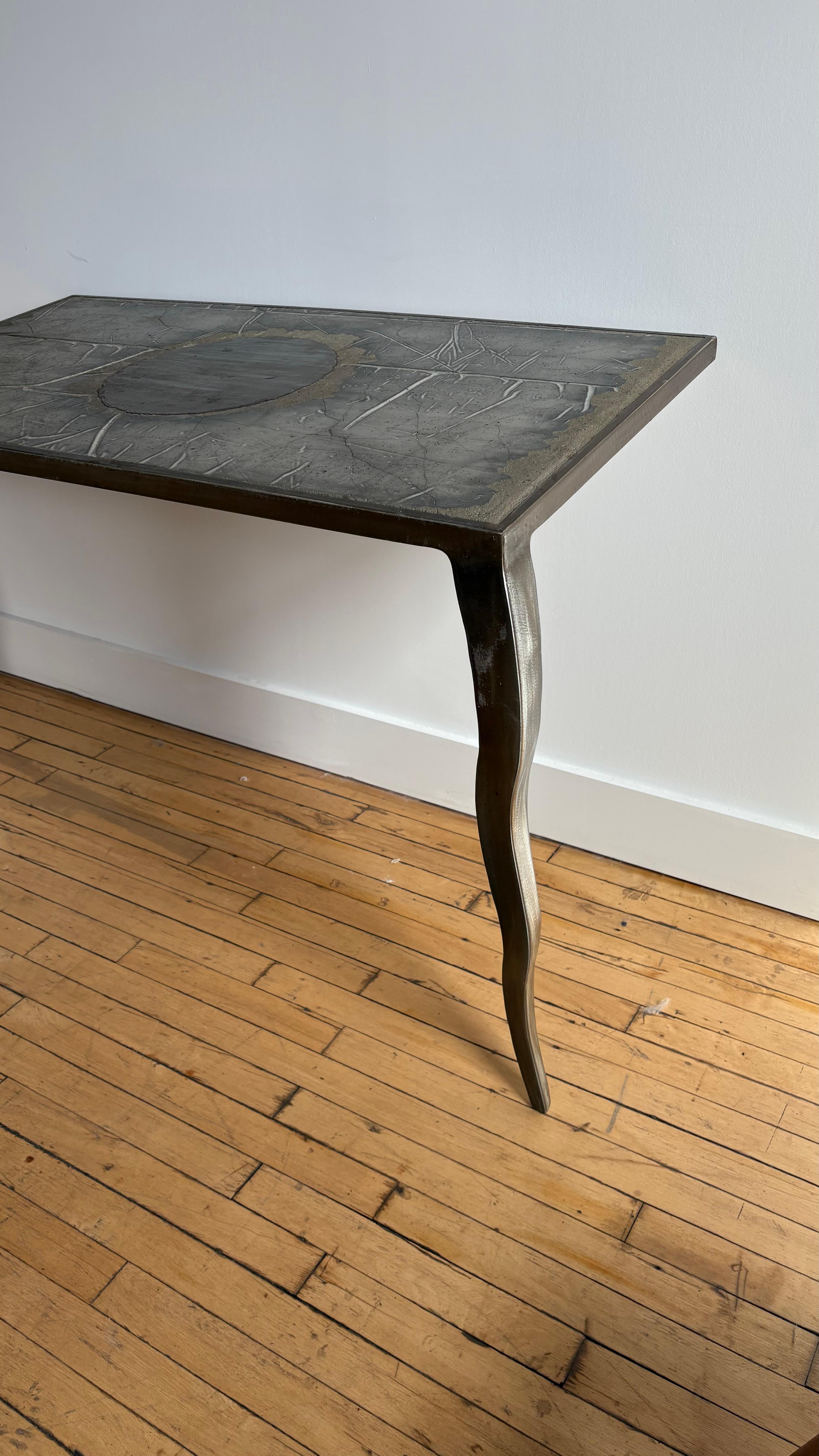 Sensazionale consolle personalizzata nello stile di Roger Capron con gambe in acciaio e piano in cemento. 

Pezzo unico. Letteralmente unico nel suo genere. 

Due gambe e montaggio a parete con viti. 

Spedito da Philadelphia. 