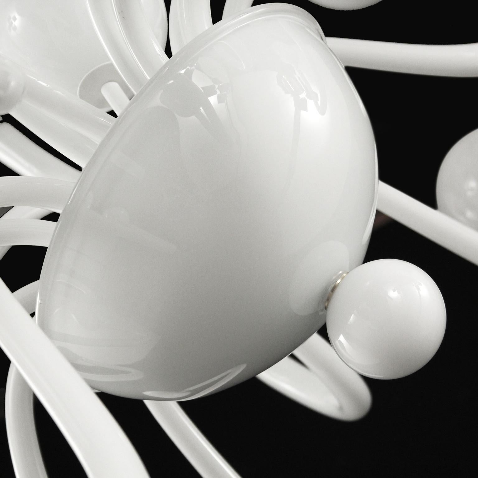 Italiano Lampadario artistico personalizzato a 20 bracci in vetro di Murano bianco di Multiforme in vendita