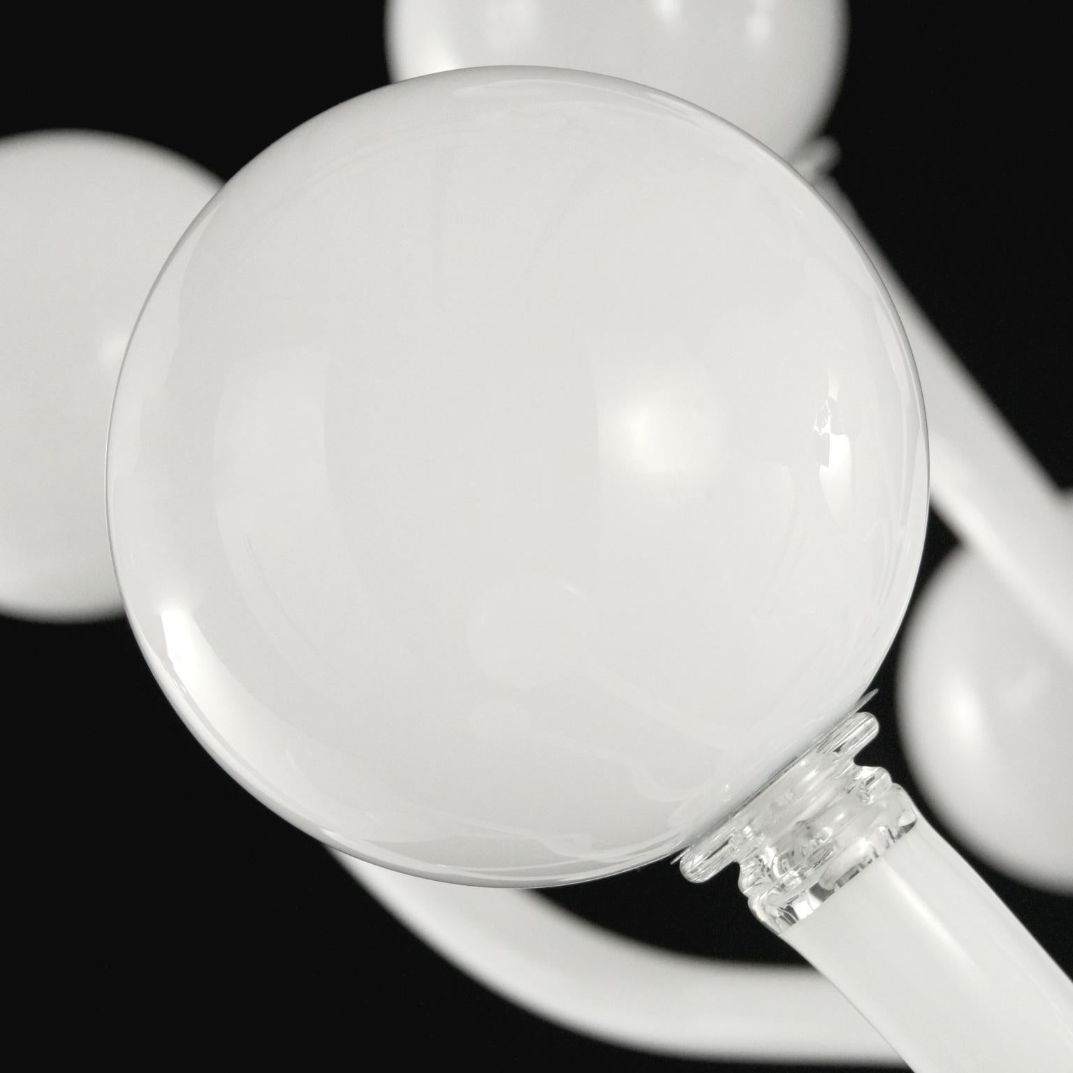 XXI secolo e contemporaneo Lampadario artistico personalizzato a 20 bracci in vetro di Murano bianco di Multiforme in vendita