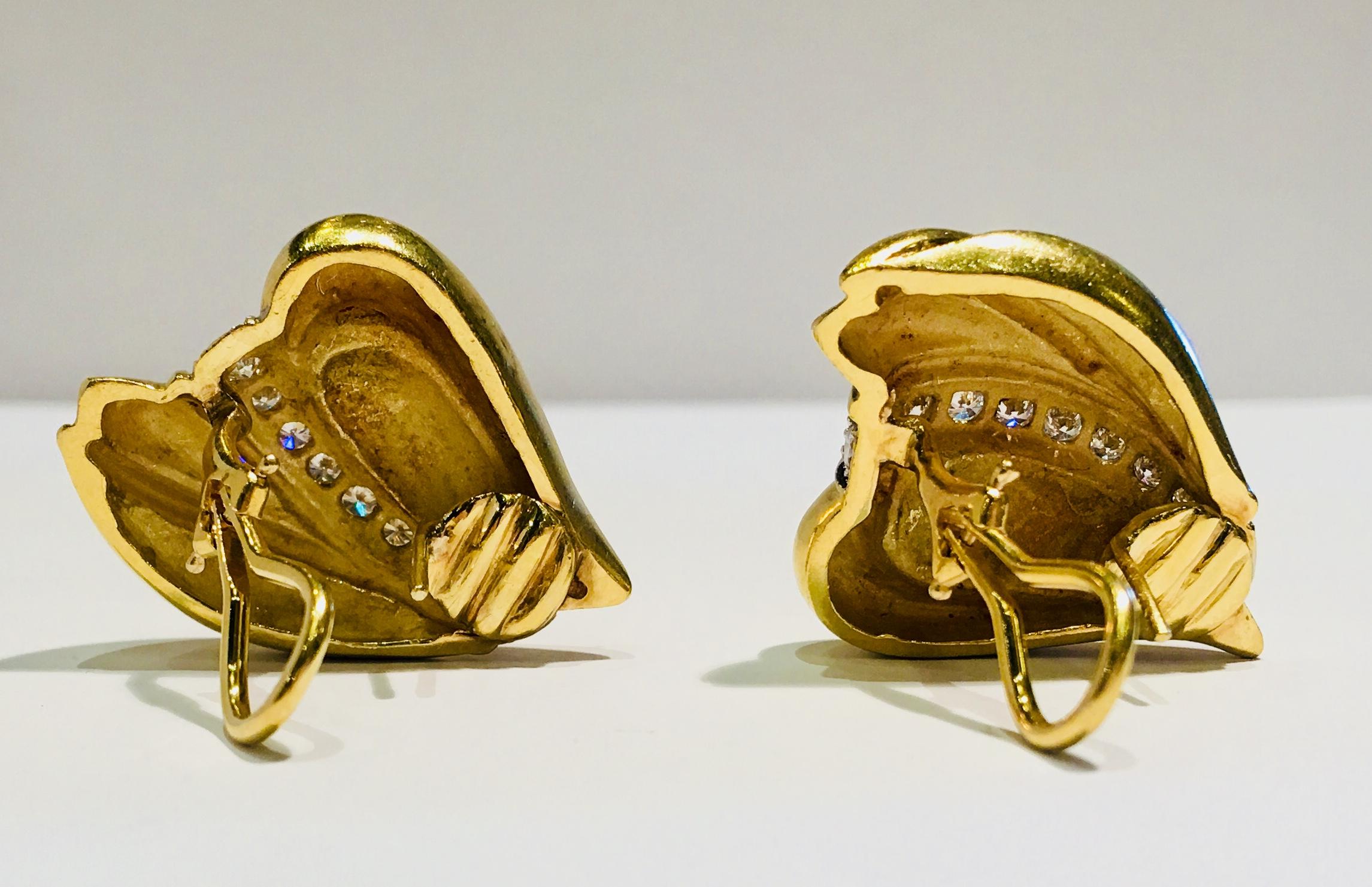 Orecchini con cuore astratto personalizzati con finitura satinata in oro 18 carati e 1,5 carati di diamanti VVS In condizioni ottime in vendita a Tustin, CA