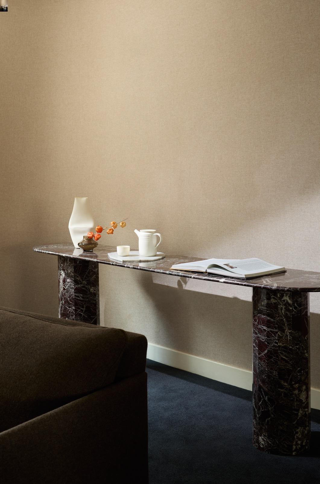 Minimalismo Console Ashby personalizzata realizzata a mano in travertino da Lemon 92 