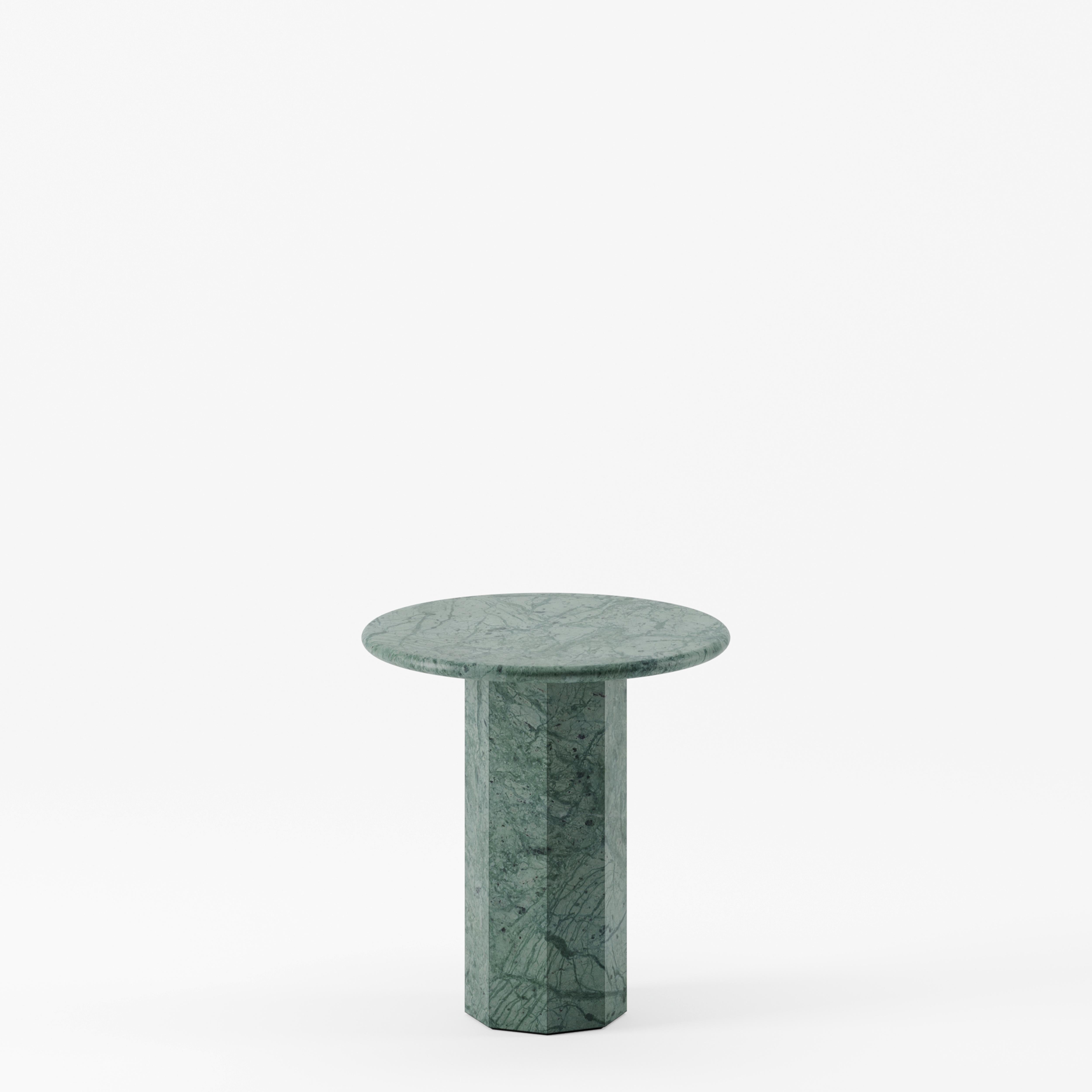 Der Ashby Beistelltisch ist ein Beispiel für Lemons unermüdliches Engagement für Eleganz und Kunstfertigkeit und verkörpert das Ethos der Marke perfekt. Sein prächtiges Design zeigt die harmonische Verschmelzung von sorgfältiger Handwerkskunst,