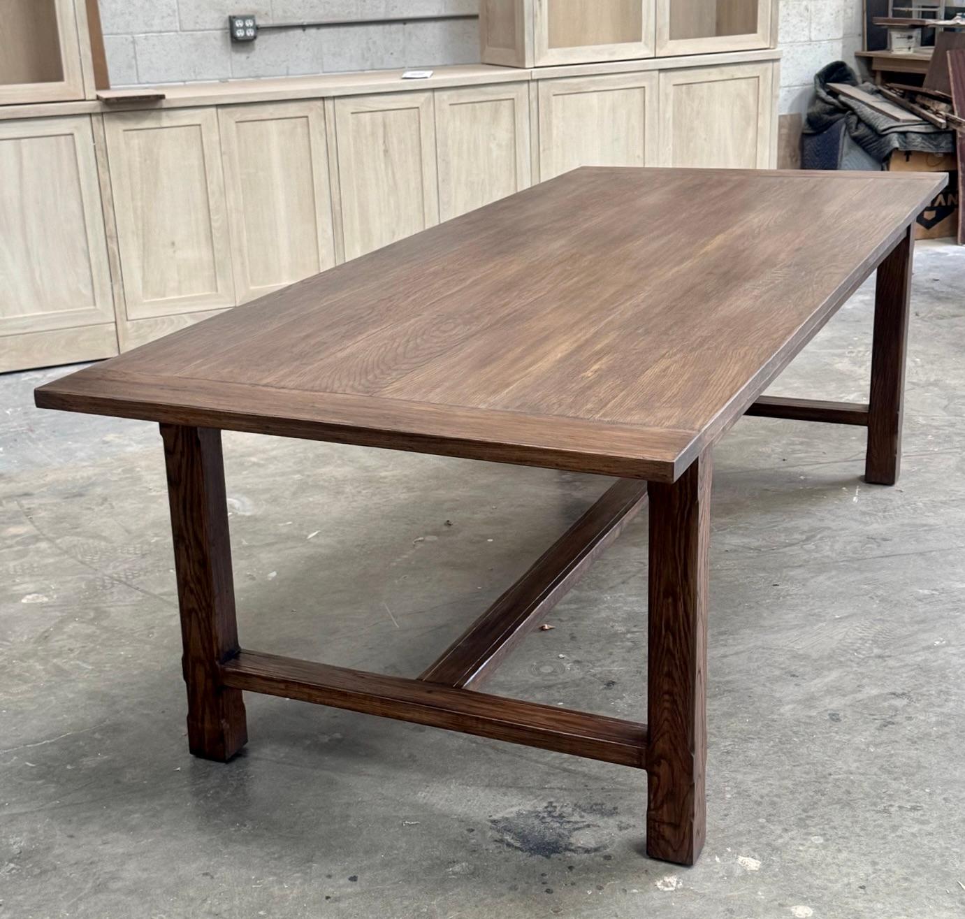 Mesa de comedor Astrid a medida de roble rústico artesano estadounidense en venta