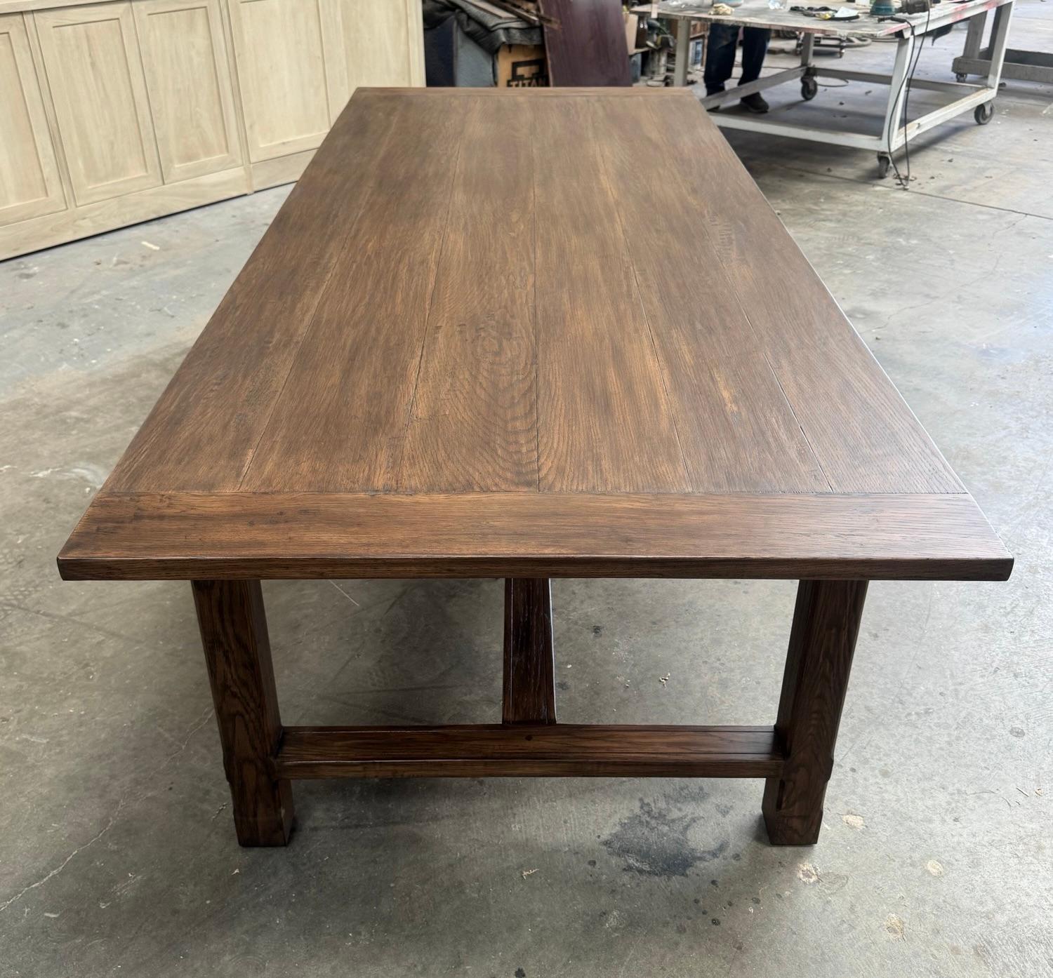 Mesa de comedor Astrid a medida de roble rústico Estadounidense en venta