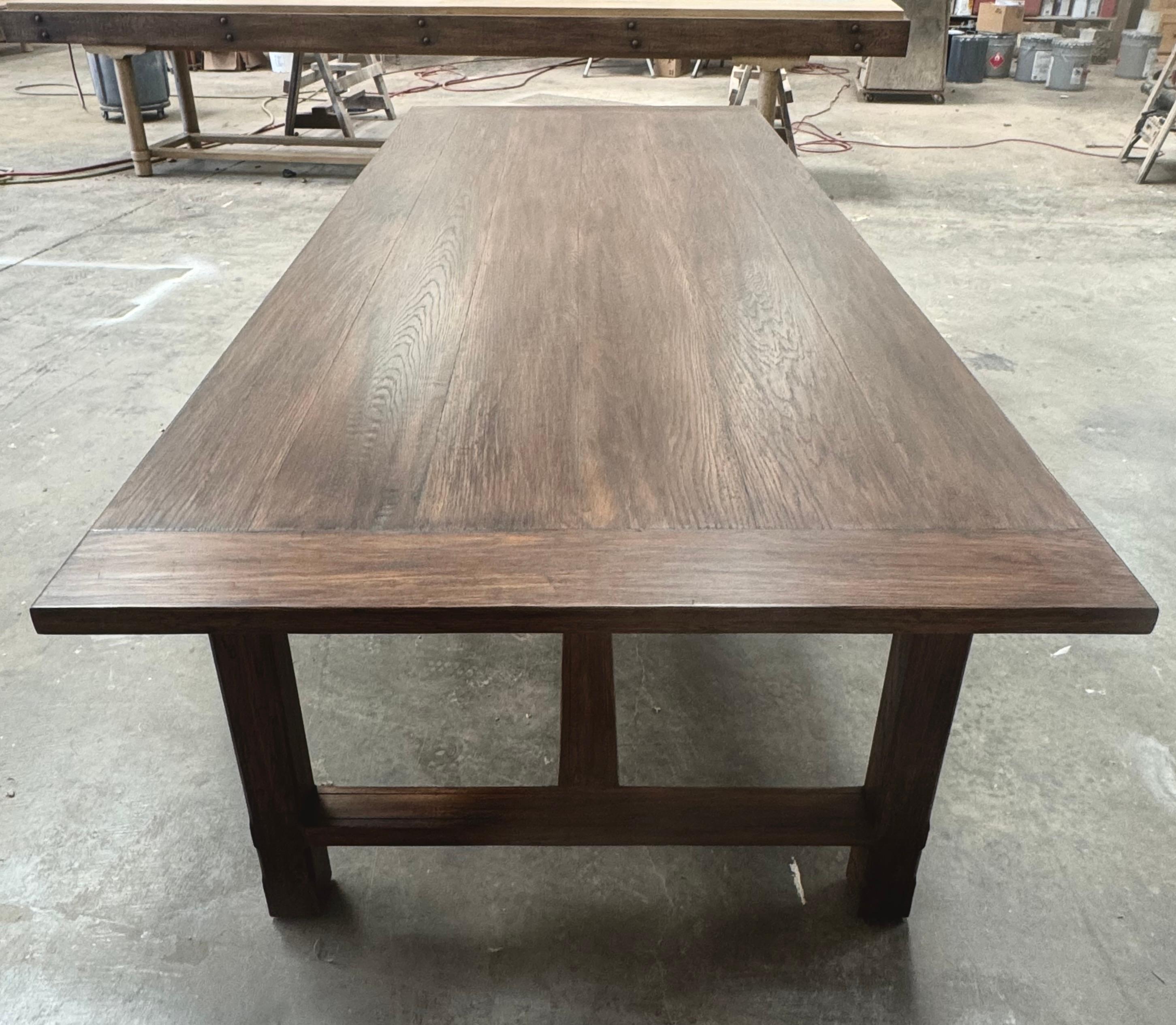 Mesa de comedor Astrid a medida de roble rústico Hecho a mano en venta