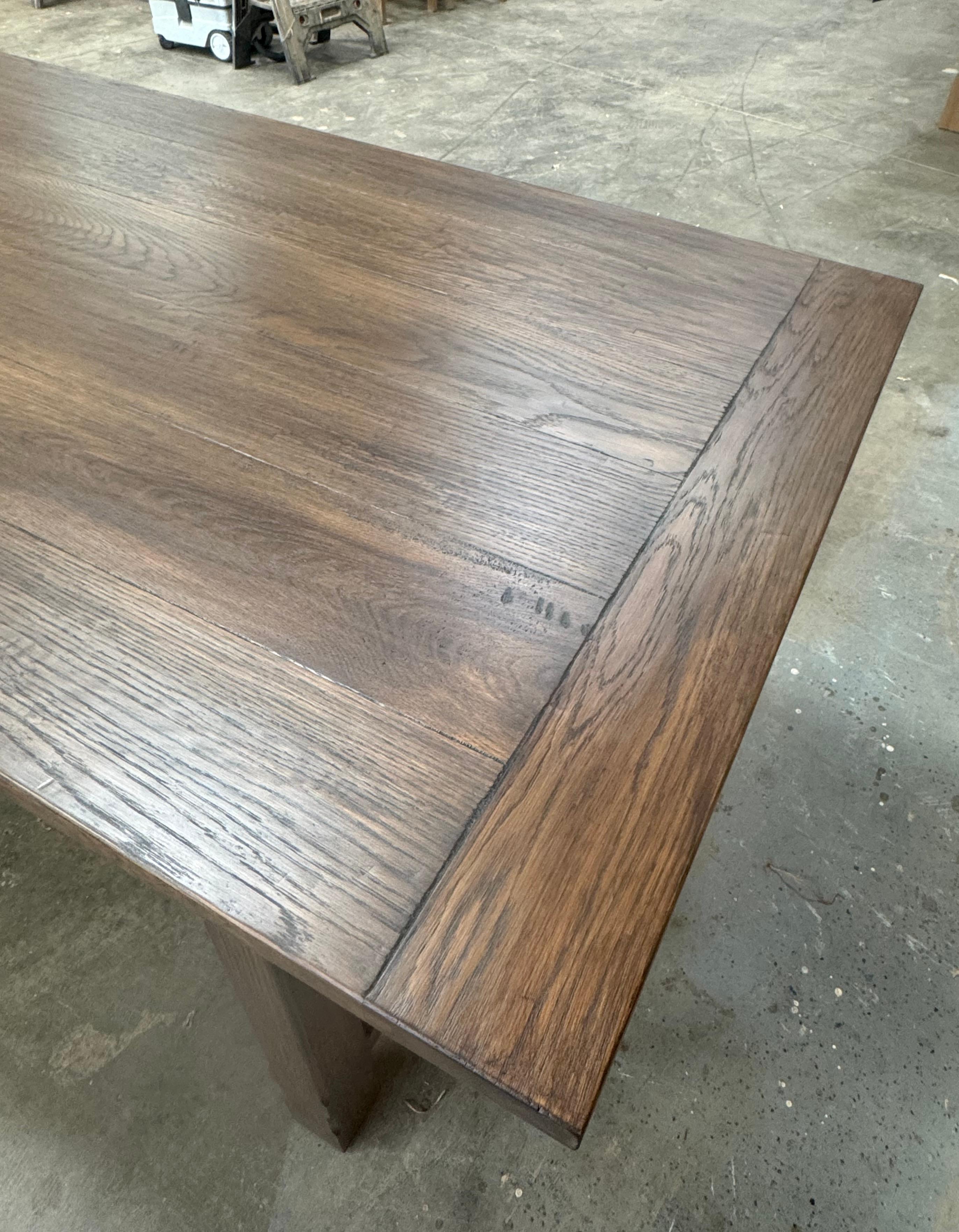Mesa de comedor Astrid a medida de roble rústico en Nuevo estado para la venta en Los Angeles, CA