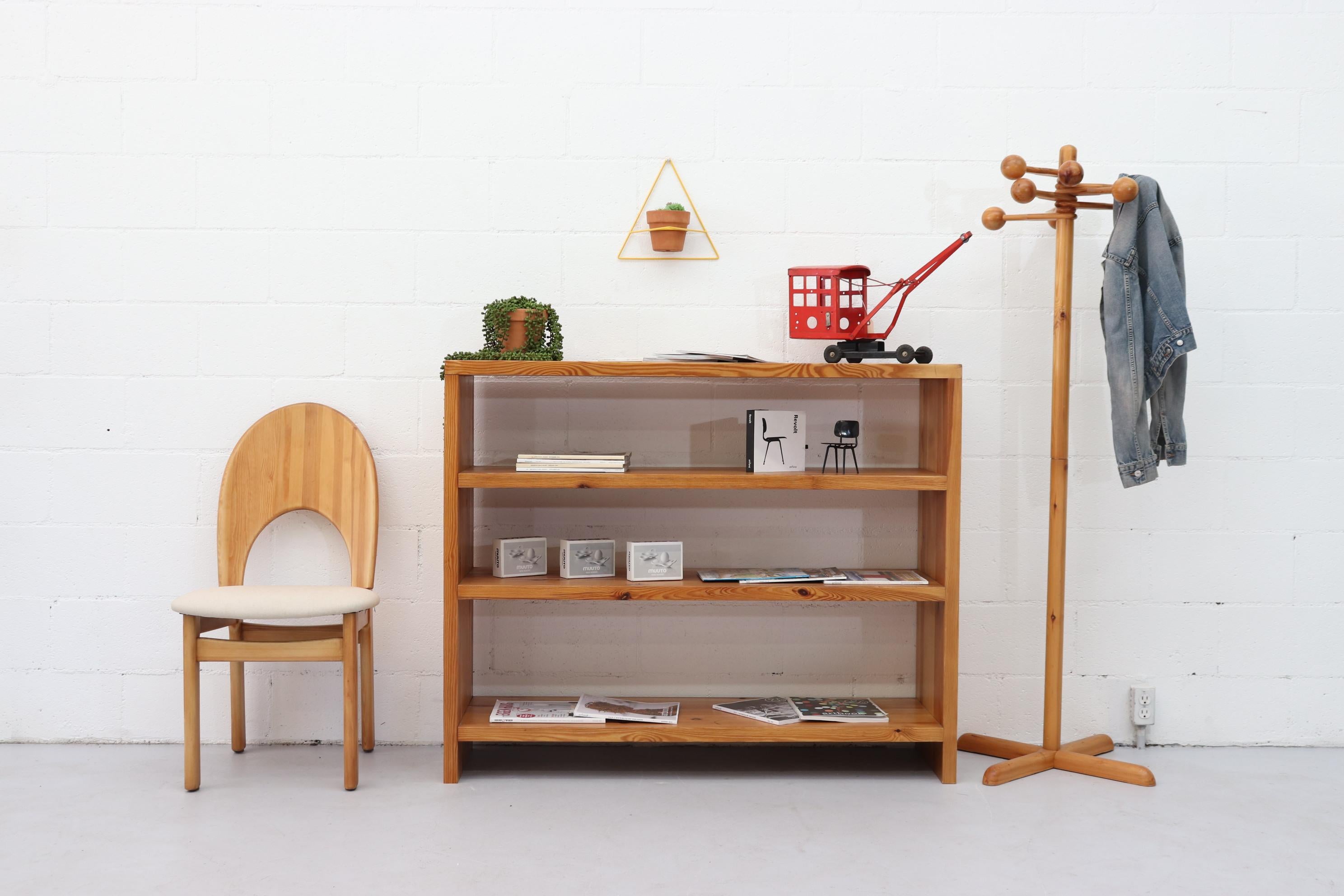 Impressive Custom Ate Van Apeldoorn style pine bookshelf with beautiful wood pattern. In original condition with wear consistent with age and use.