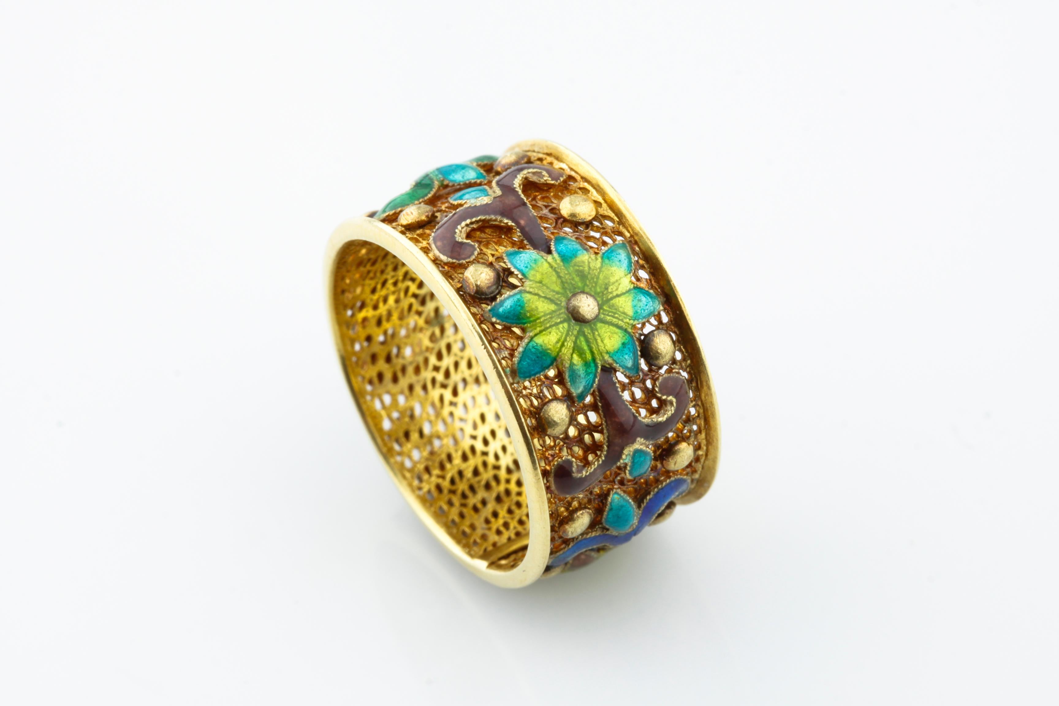 Beautiufl Mesh Band Ring
14k Yellow Gold
Features Exquisite Enamel Detailing
Size 6
10 mm Wide
Total Mass = 4.7 grams