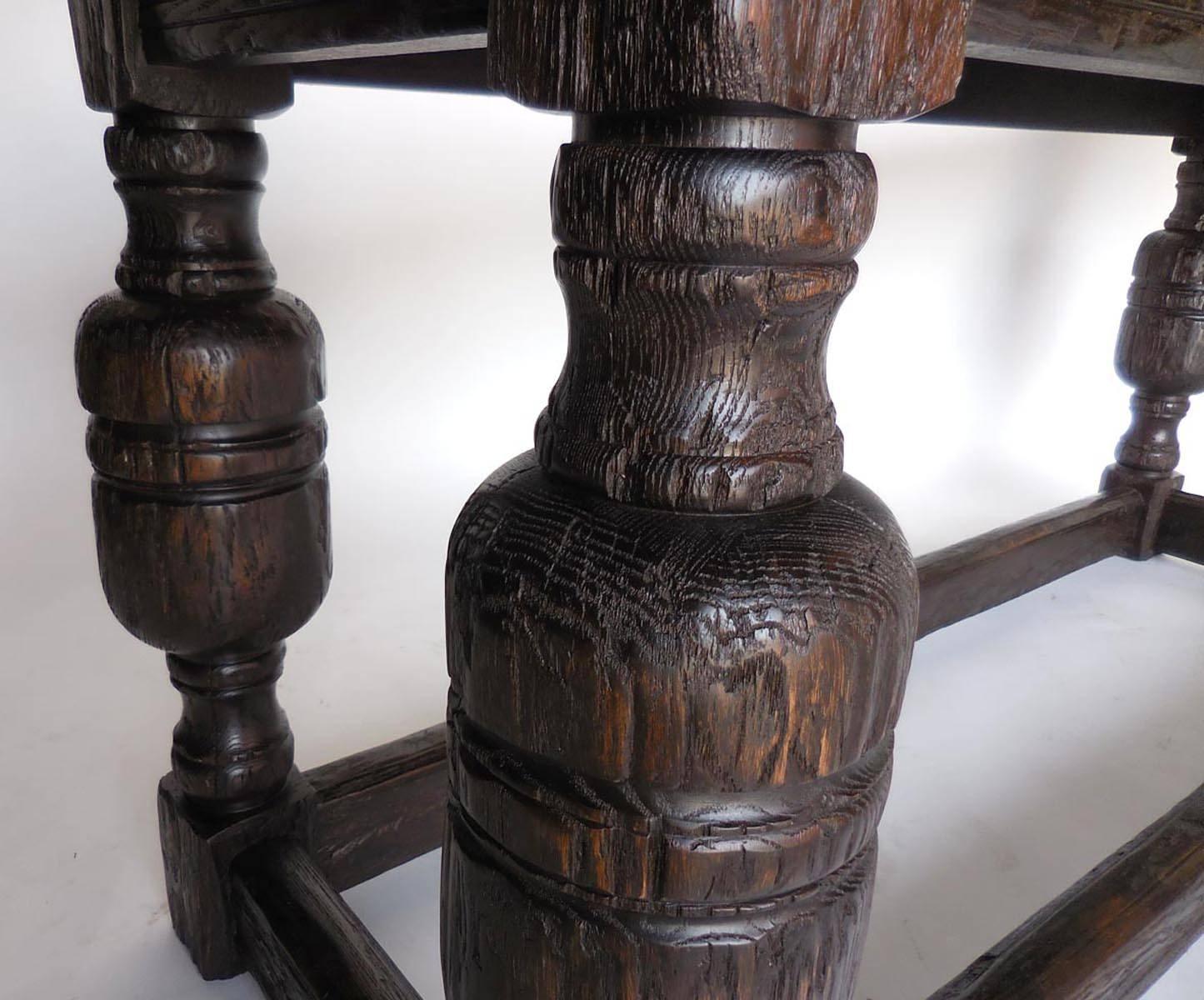 Chêne Table console de style baroque personnalisée par Dos Gallos Studio en vente