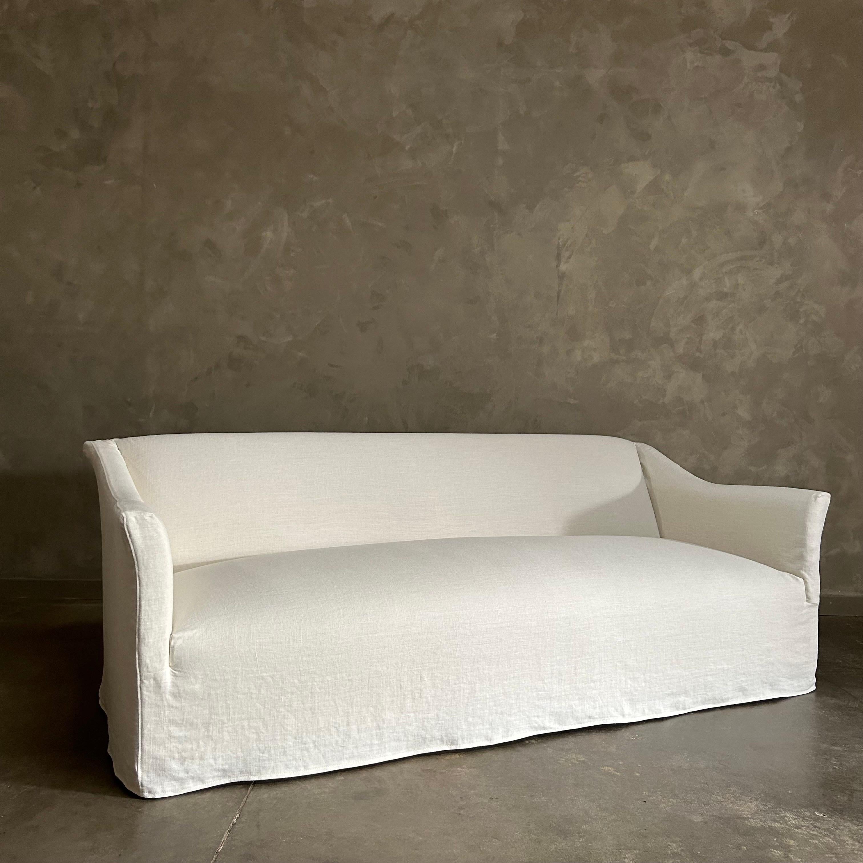 Maßgefertigtes Sofa mit Slip-Deckel aus belgischem Leinen  (amerikanisch) im Angebot