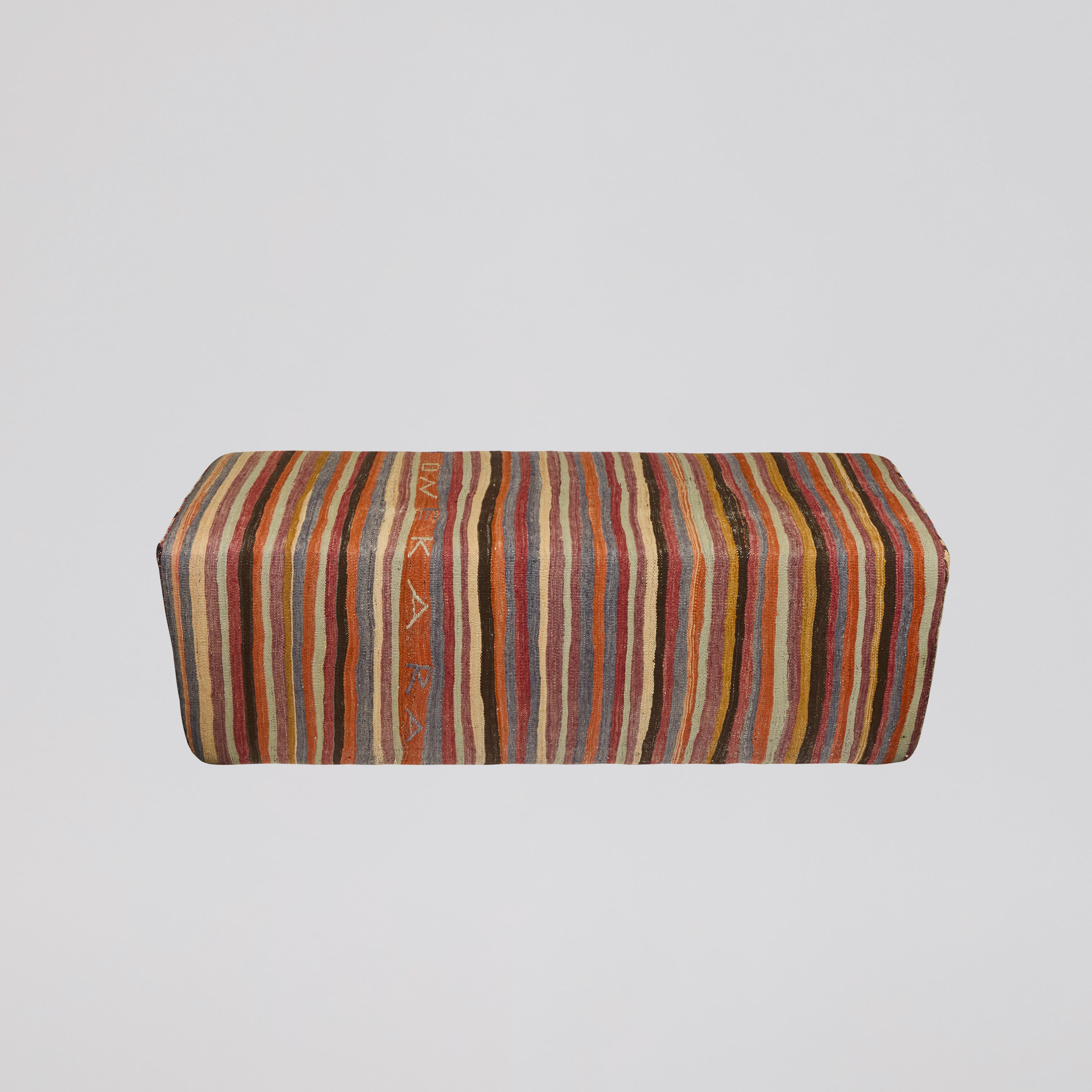 Maßgefertigte Vintage-Bank, gepolstert mit einem gestreiften Vintage-Teppich aus der Türkei. Ganz natürliche Wolle und Farbstoffe.

60