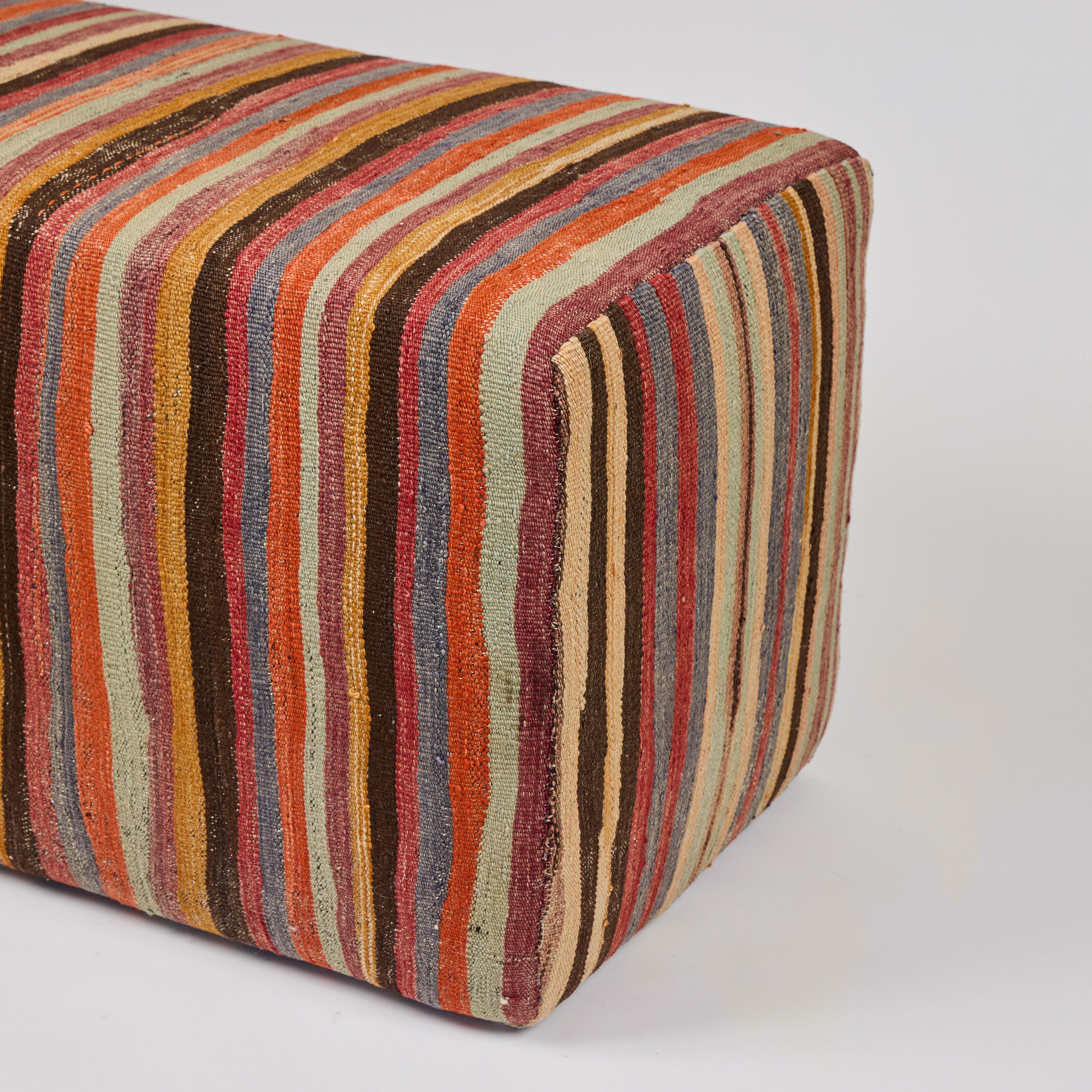 Maßgeschneiderte Bank, neu gepolstert mit handgewebtem Vintage-Teppich, Türkei im Angebot 1