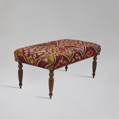 Banc sur mesure recouvert d'un tapis turc vintage et d'une garniture à tête de clou