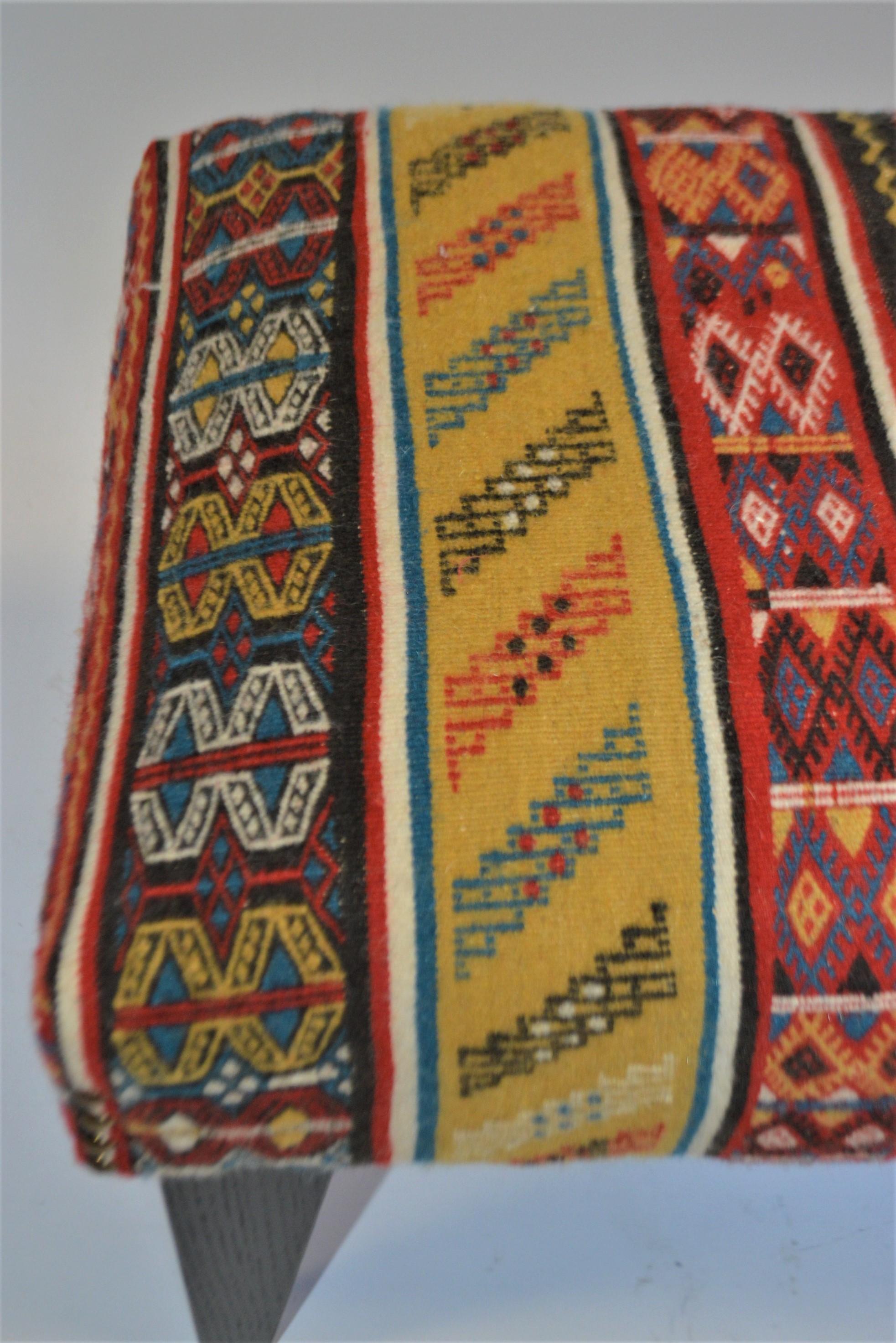 Maßgefertigte, gepolsterte Bank mit einem peruanischen Vintage-Teppich (Internationaler Stil) im Angebot