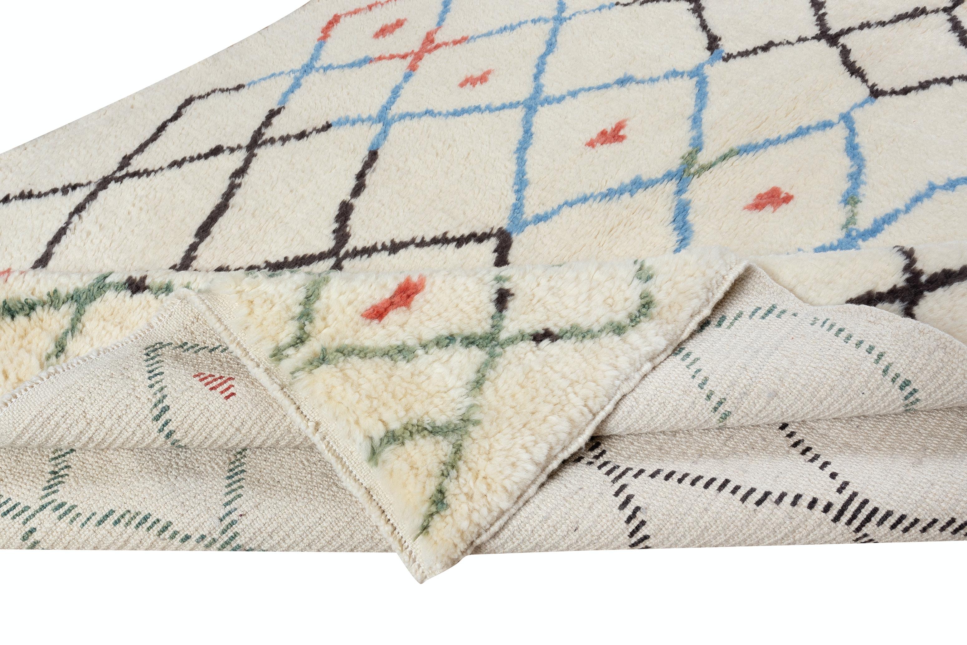 Ein moderner handgeknüpfter marokkanischer Teppich aus pflanzengefärbter Schafwolle. 
Weicher, komfortabler Flor, ideal für Familien mit Kindern.
Wir können innerhalb von 3 bis 5 Wochen ein neues Exemplar in jeder Größe, Florhöhe, Farbkombination