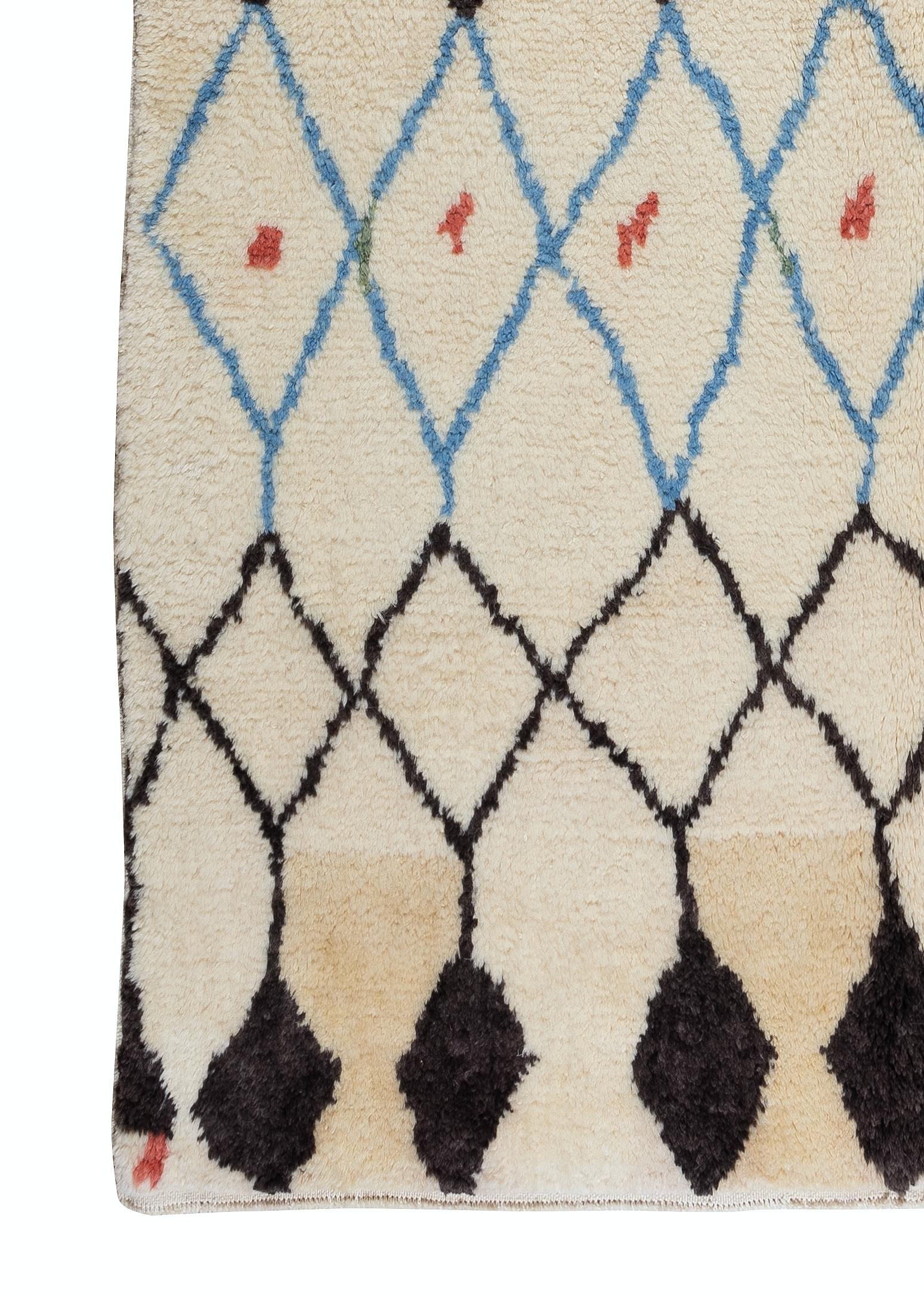 Maßgefertigter Beni Ourain-Teppich, moderner handgeknüpfter marokkanischer Teppich aus organischer Wolle (Handgeknüpft) im Angebot