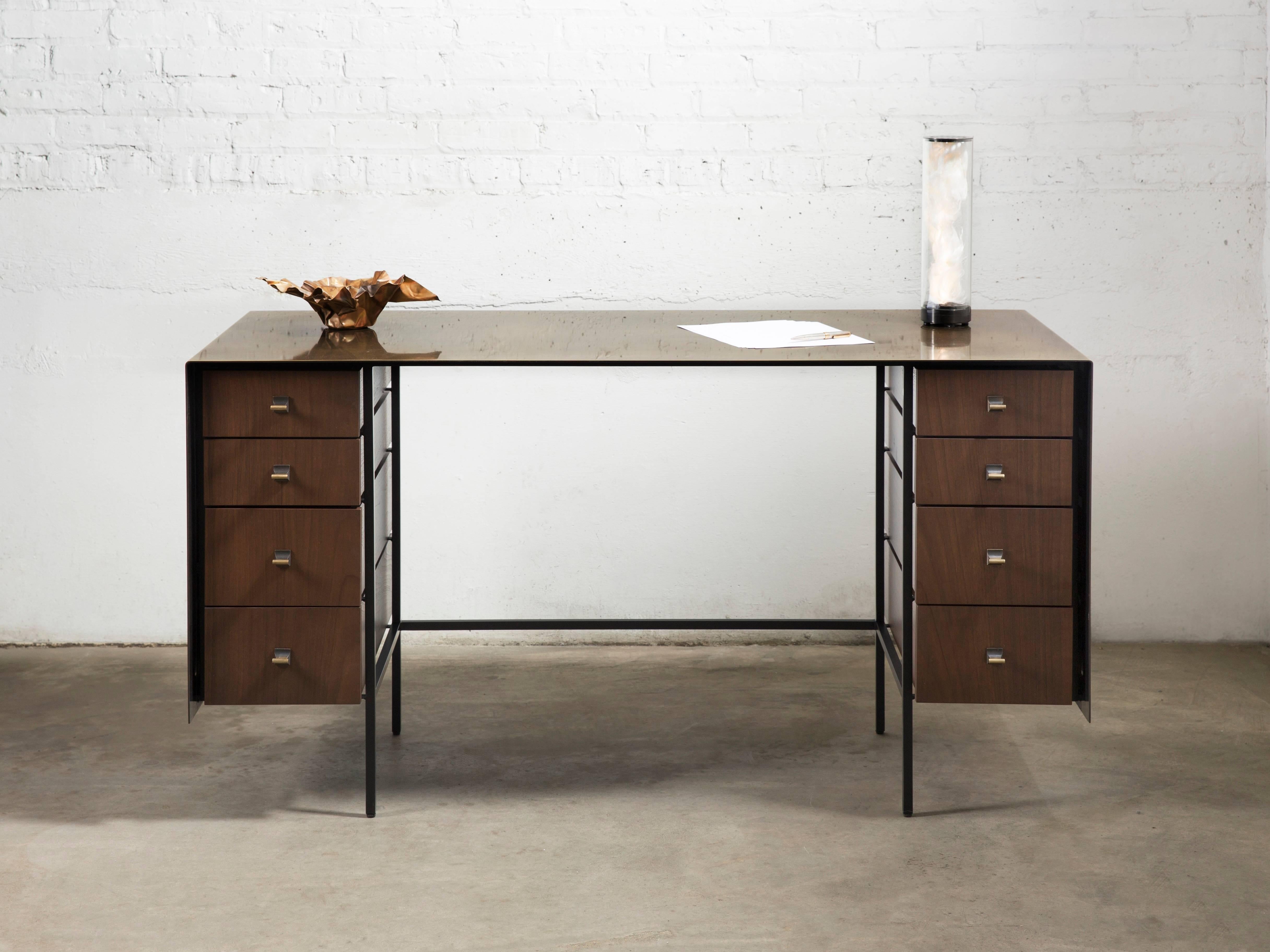 Moderne Bureau/bureau plié sur mesure, fait de tiroirs en bronze et en noyer en vente