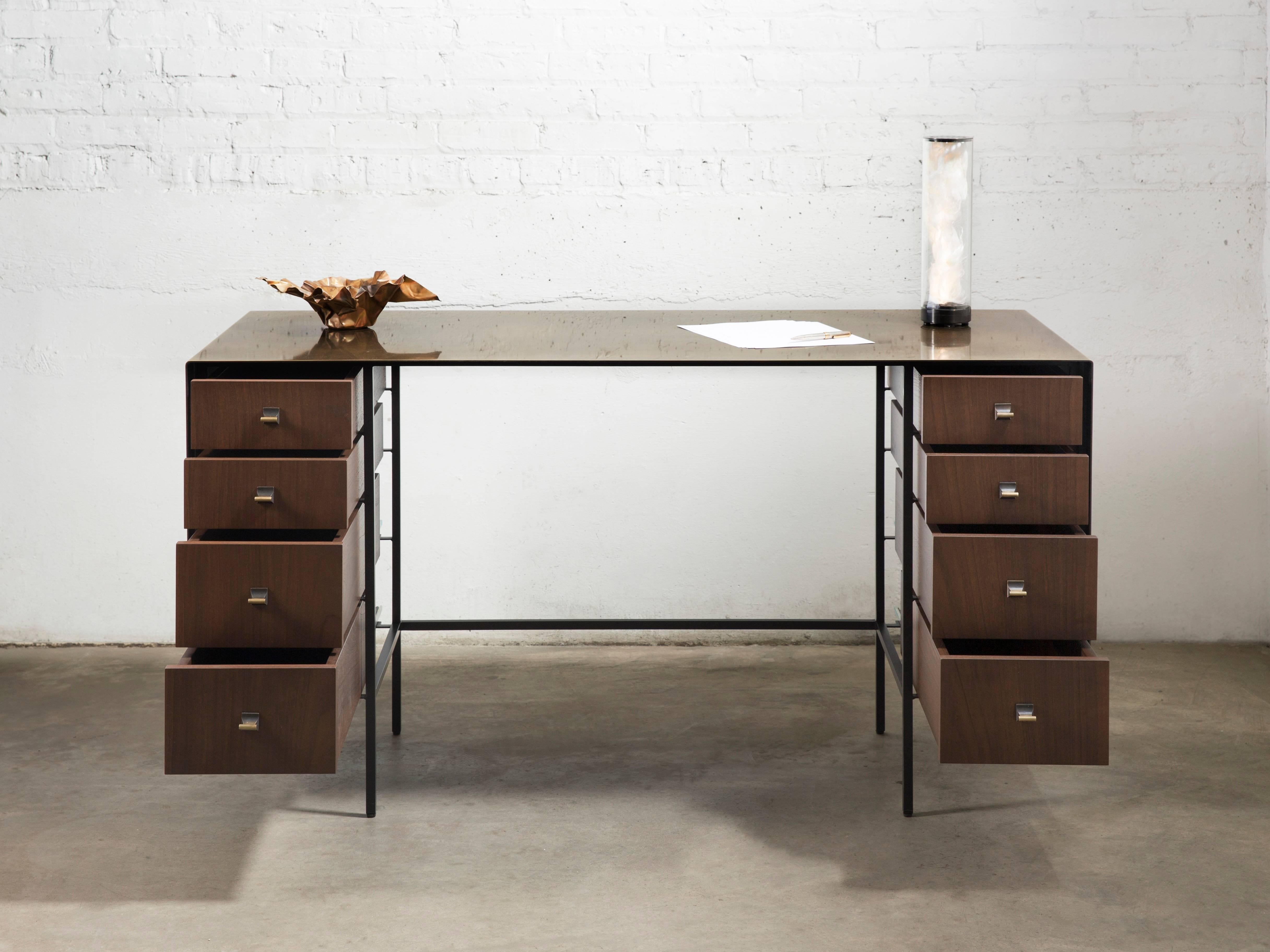 Patiné Bureau/bureau plié sur mesure, fait de tiroirs en bronze et en noyer en vente