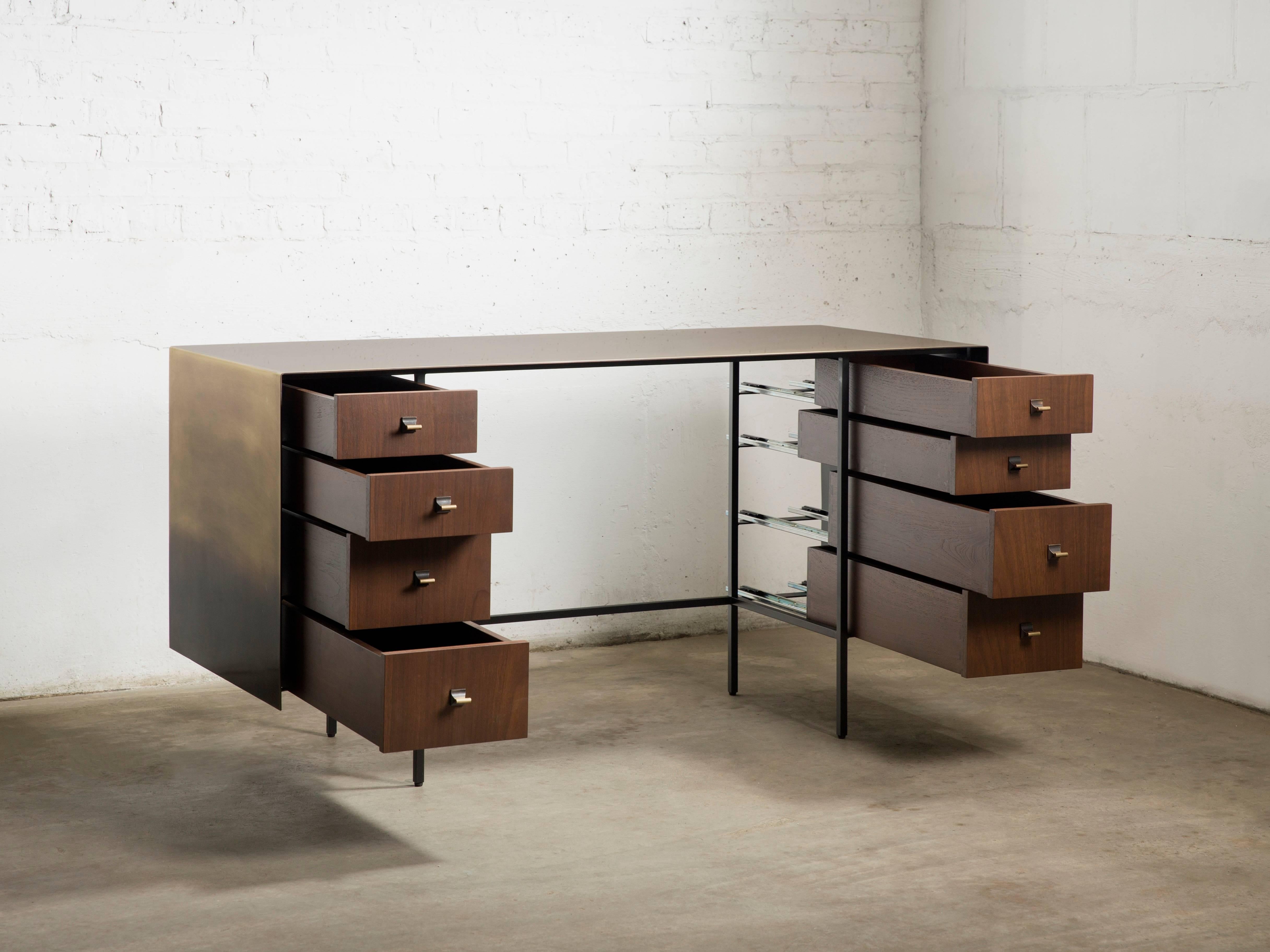 XXIe siècle et contemporain Bureau/bureau plié sur mesure, fait de tiroirs en bronze et en noyer en vente