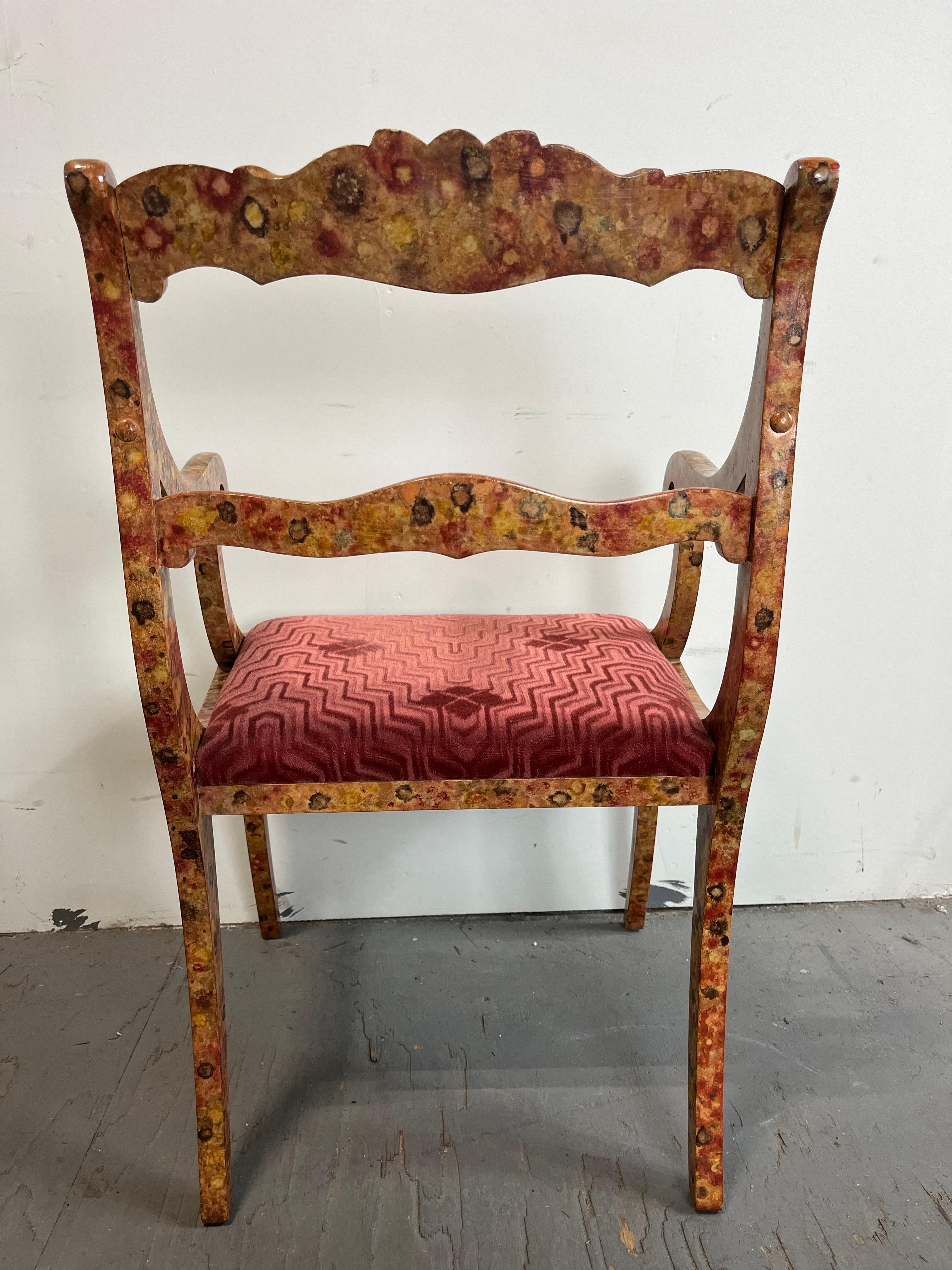 Favolosa sedia personalizzata su misura. Stile Regency. La sedia è stata sverniciata, verniciata e laccata su misura oltre 50 anni fa. Tutto ciò che è vecchio è nuovo! Uno stile molto attuale. Tappezzeria più vecchia. 