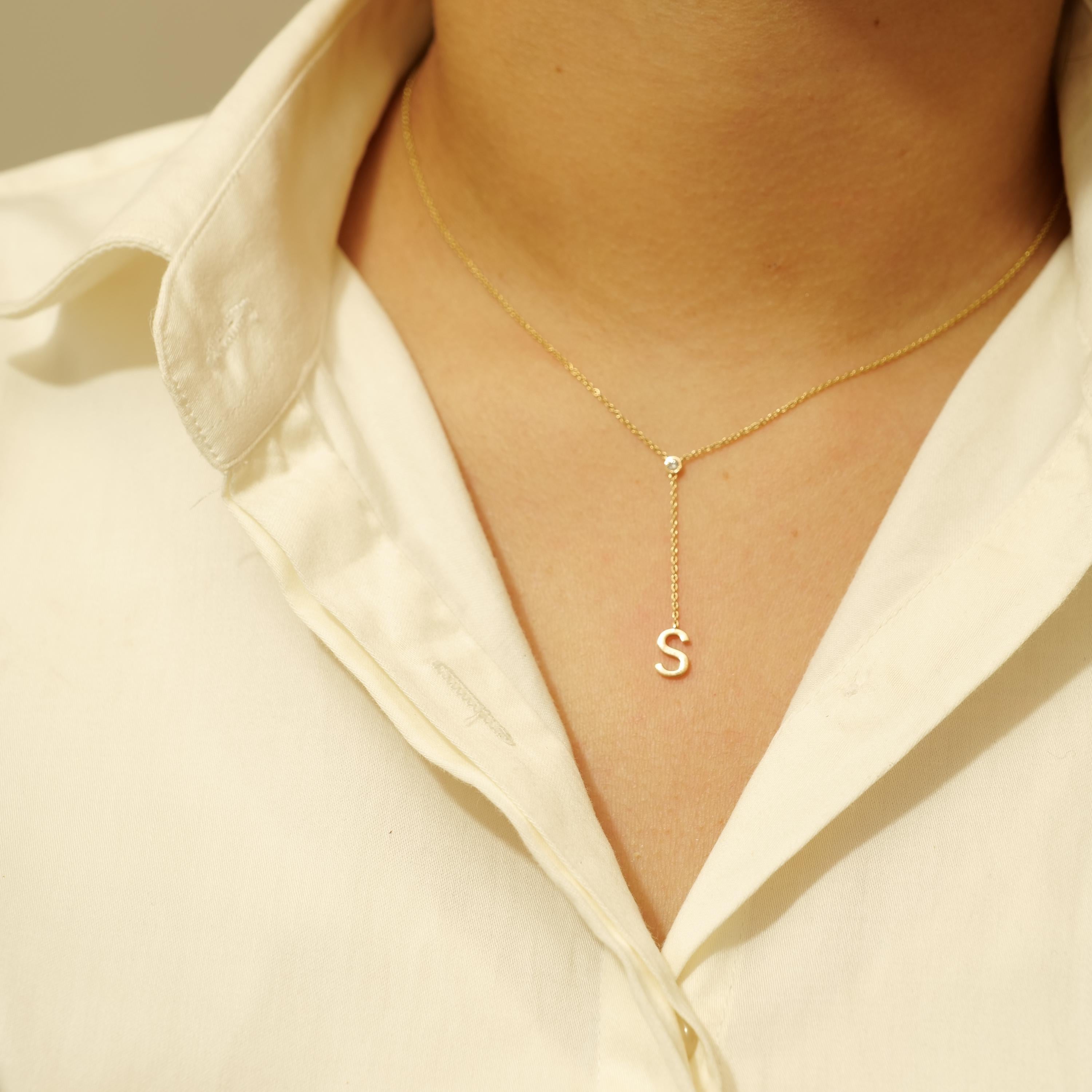 Art Déco Collana Lariat con diamante iniziale a castone personalizzato in oro massiccio 14K (certificato) in vendita