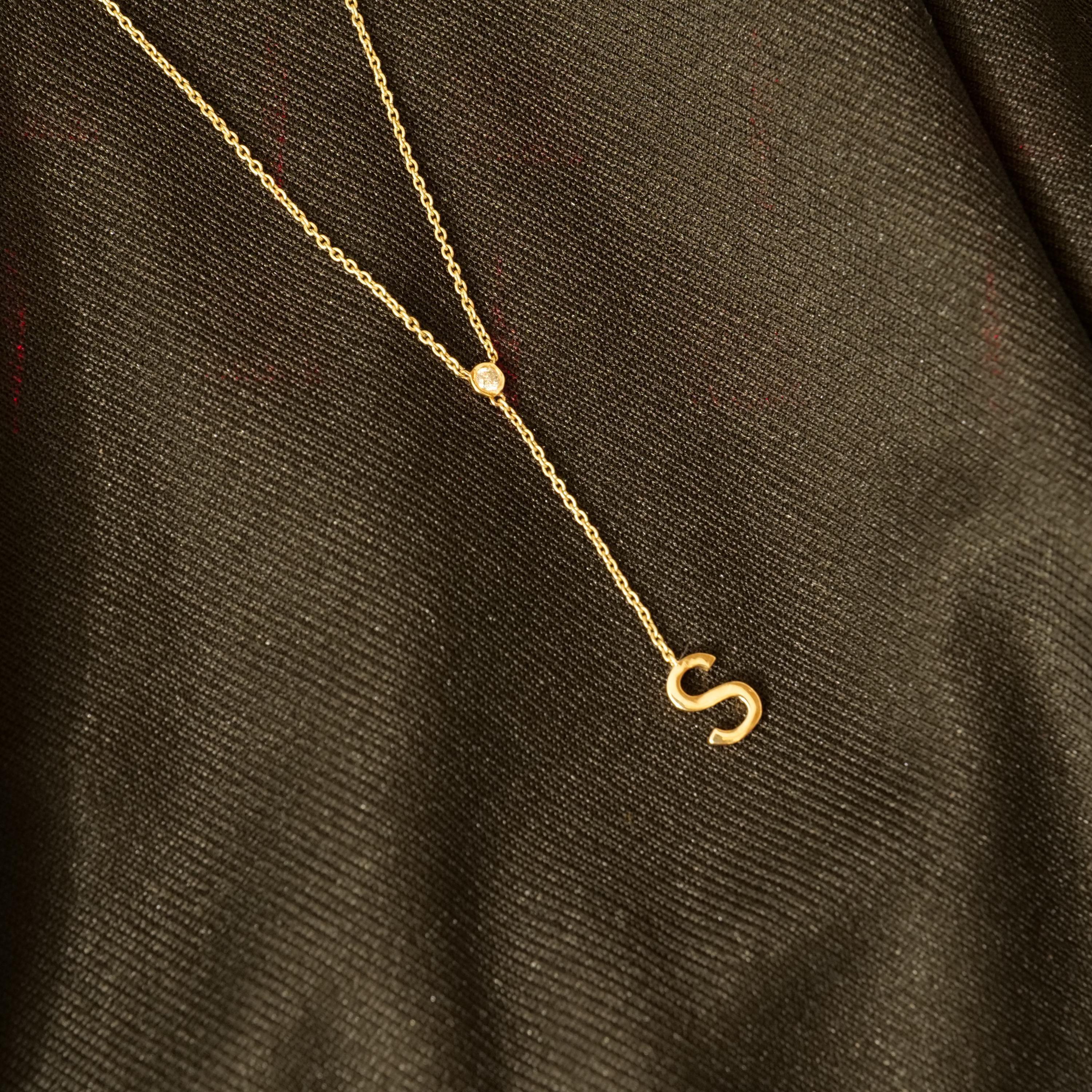Taglio rotondo Collana Lariat con diamante iniziale a castone personalizzato in oro massiccio 14K (certificato) in vendita