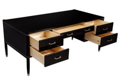 Bureau de bureau laqué noir sur mesure avec incrustation en laiton par Carrocel