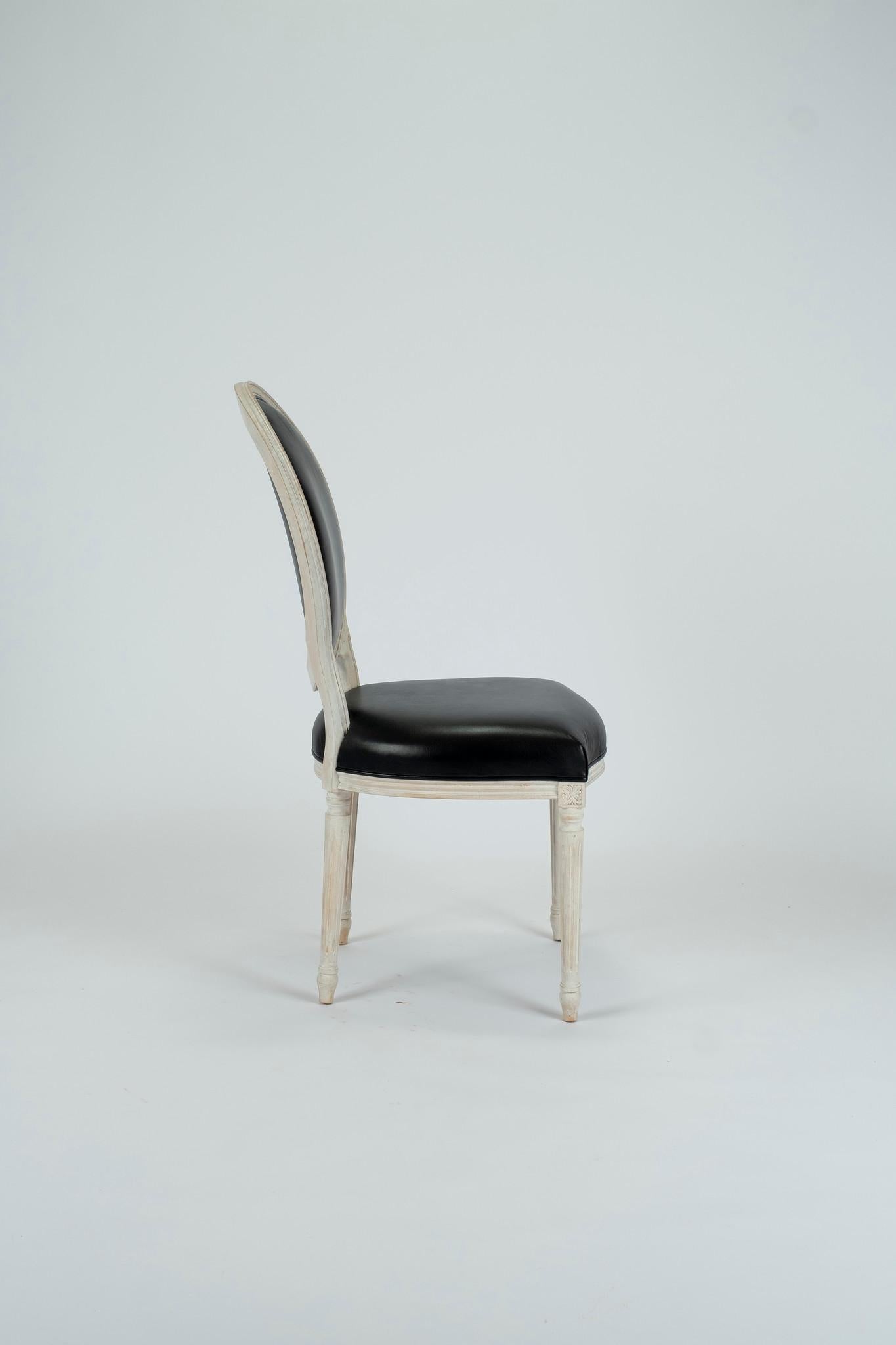 Maßgefertigter Louis XVI-Stuhl mit ovaler Rückenlehne aus schwarzem Leder (Louis XVI.) im Angebot
