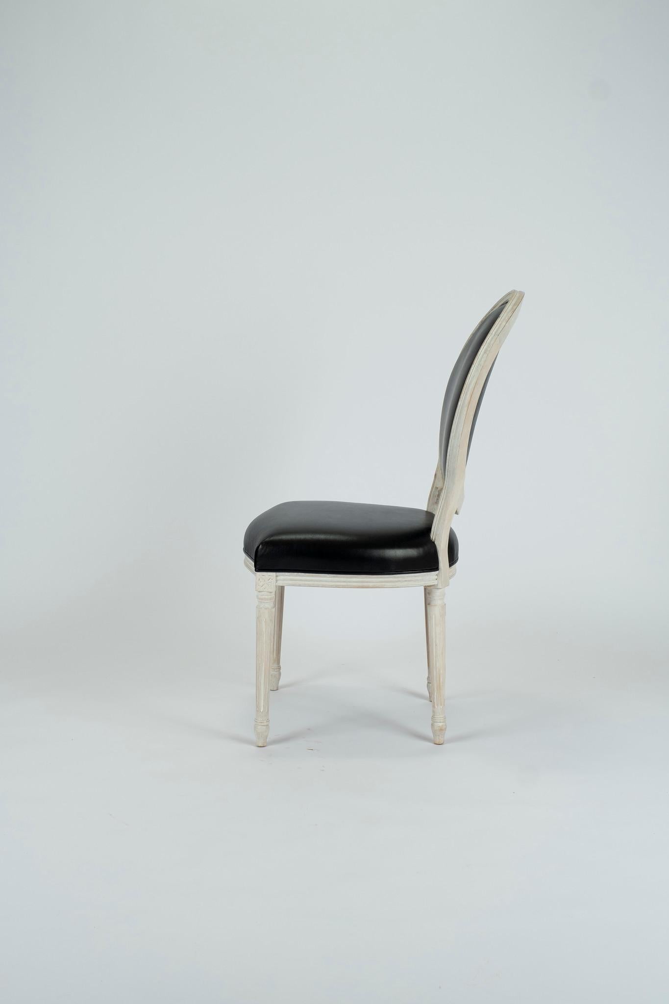 Maßgefertigter Louis XVI-Stuhl mit ovaler Rückenlehne aus schwarzem Leder im Zustand „Gut“ im Angebot in Houston, TX