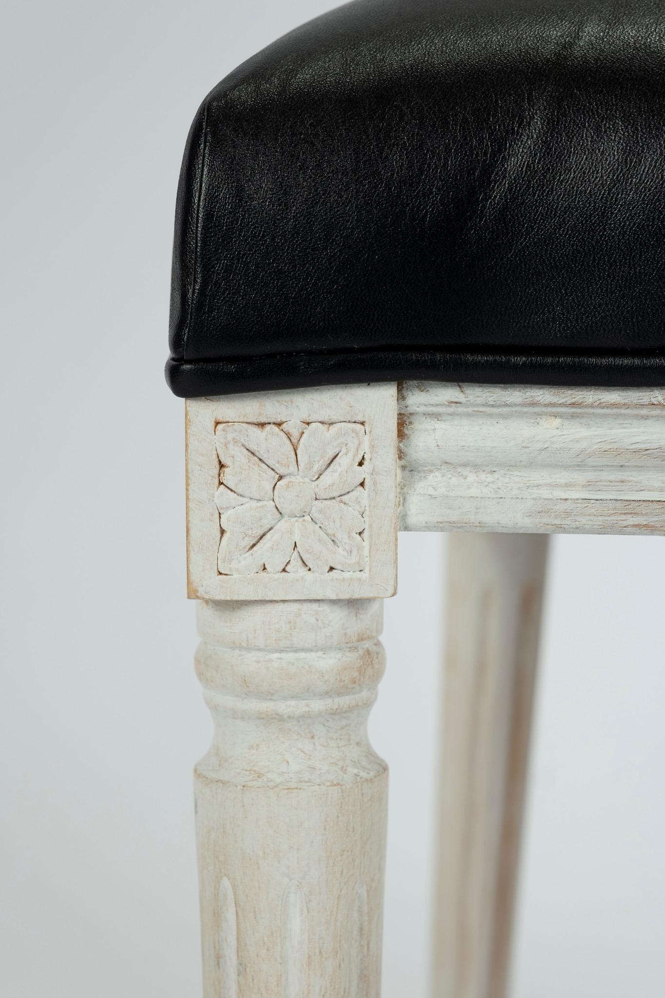 Maßgefertigter Louis XVI-Stuhl mit ovaler Rückenlehne aus schwarzem Leder im Angebot 3