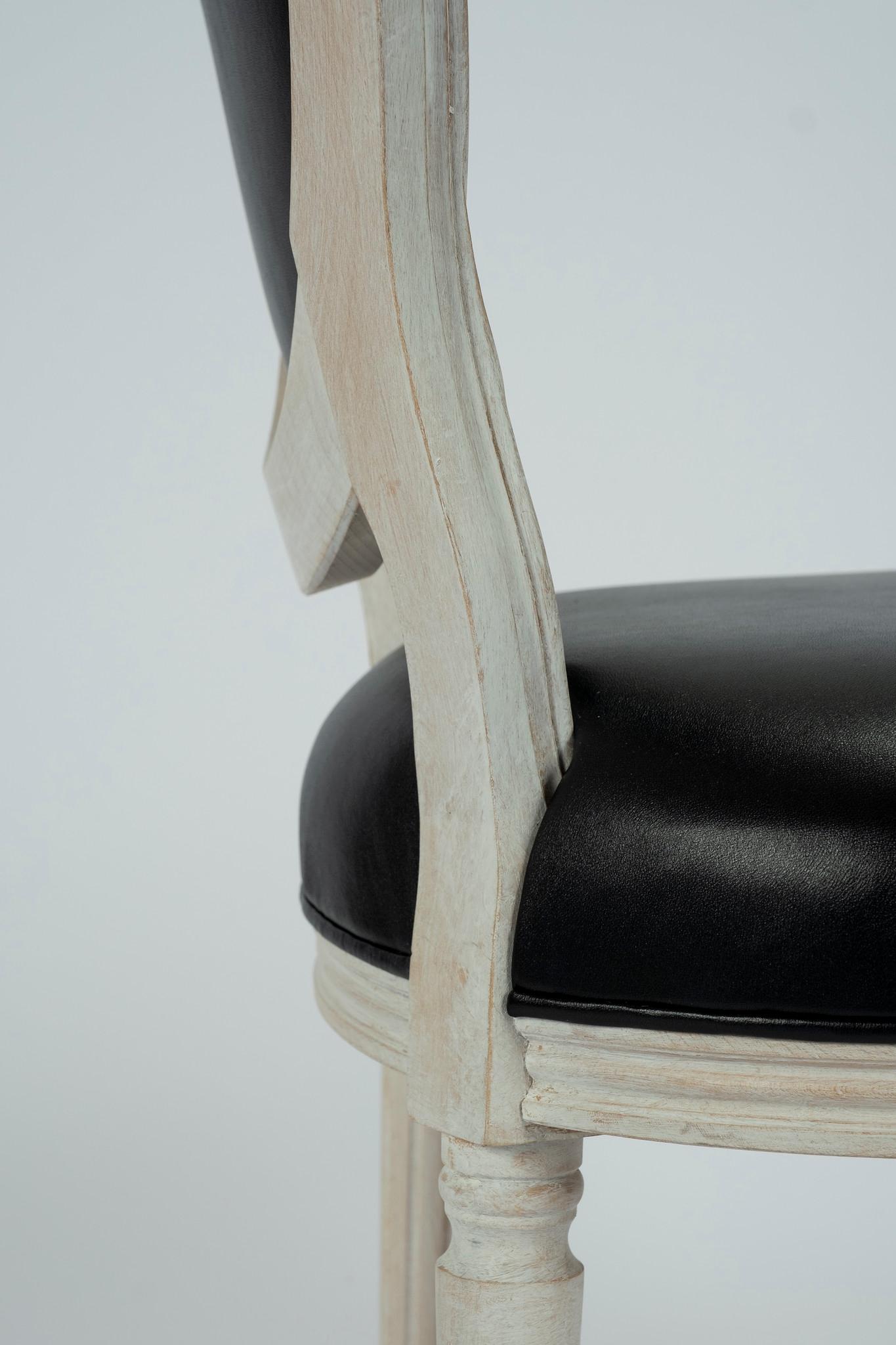 Maßgefertigter Louis XVI-Stuhl mit ovaler Rückenlehne aus schwarzem Leder im Angebot 4