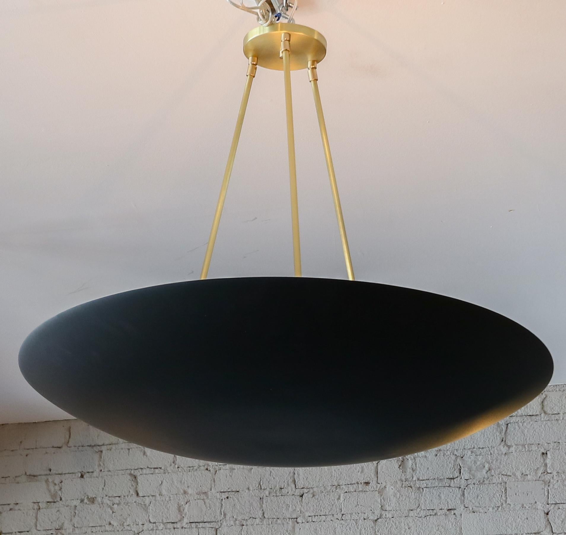 Lampadario a sospensione personalizzato di forma conica/convessa in metallo nero con aste e baldacchino in ottone. Può essere realizzato in diverse dimensioni e finiture.
