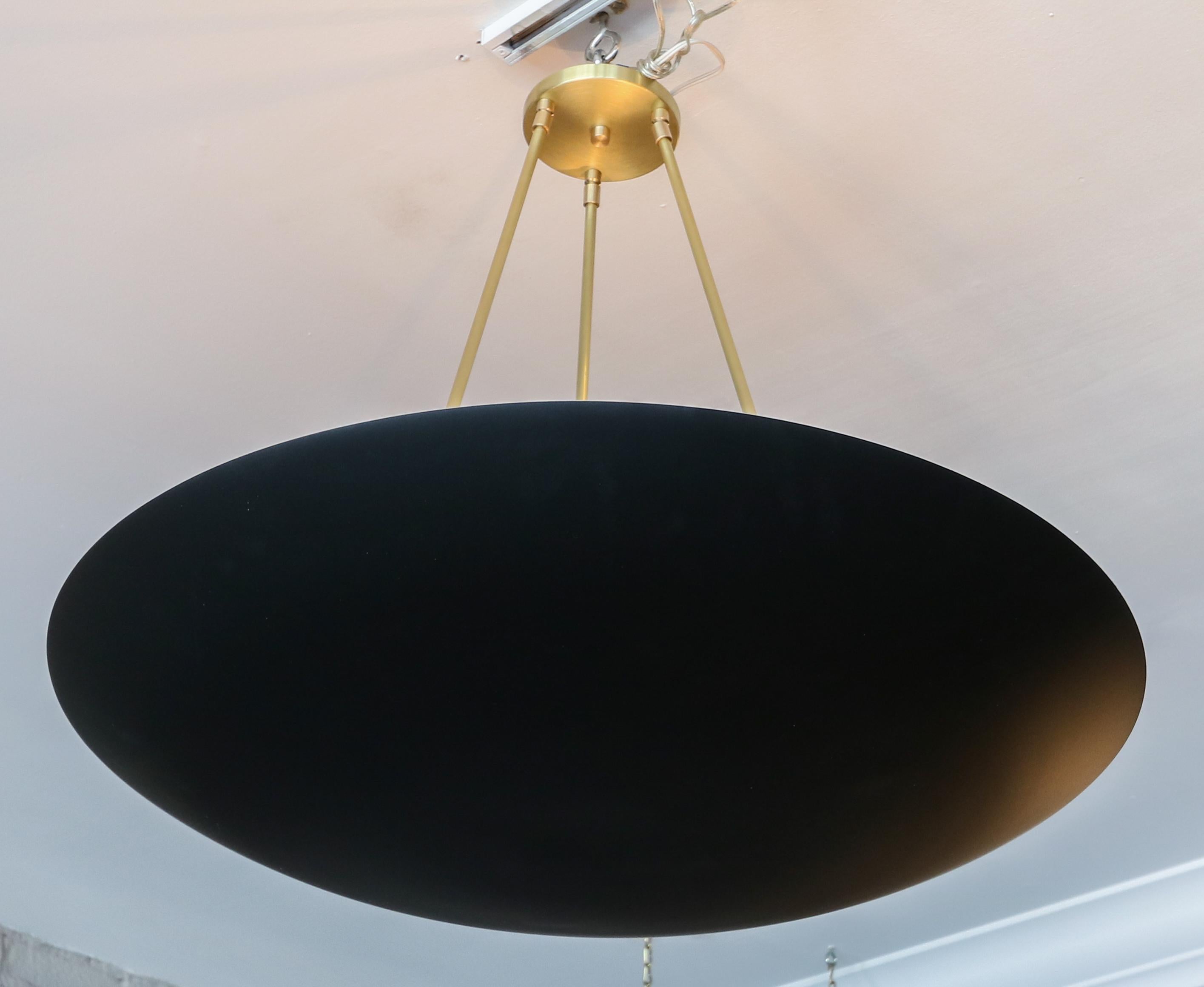 Mid-Century moderno Lampadario a sospensione conico/convesso personalizzato in metallo e ottone nero in vendita