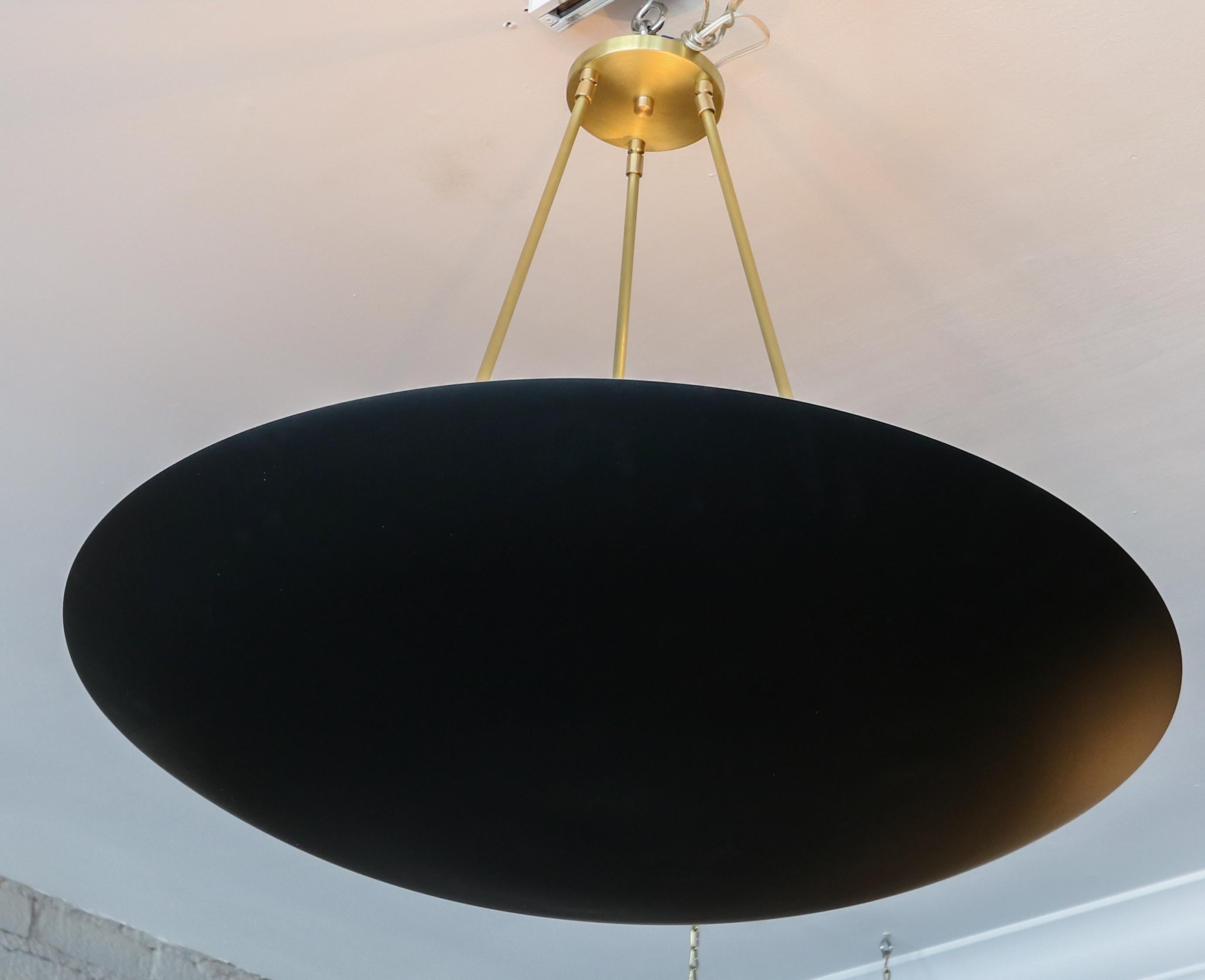 Americano Lampadario a sospensione conico/convesso personalizzato in metallo e ottone nero in vendita