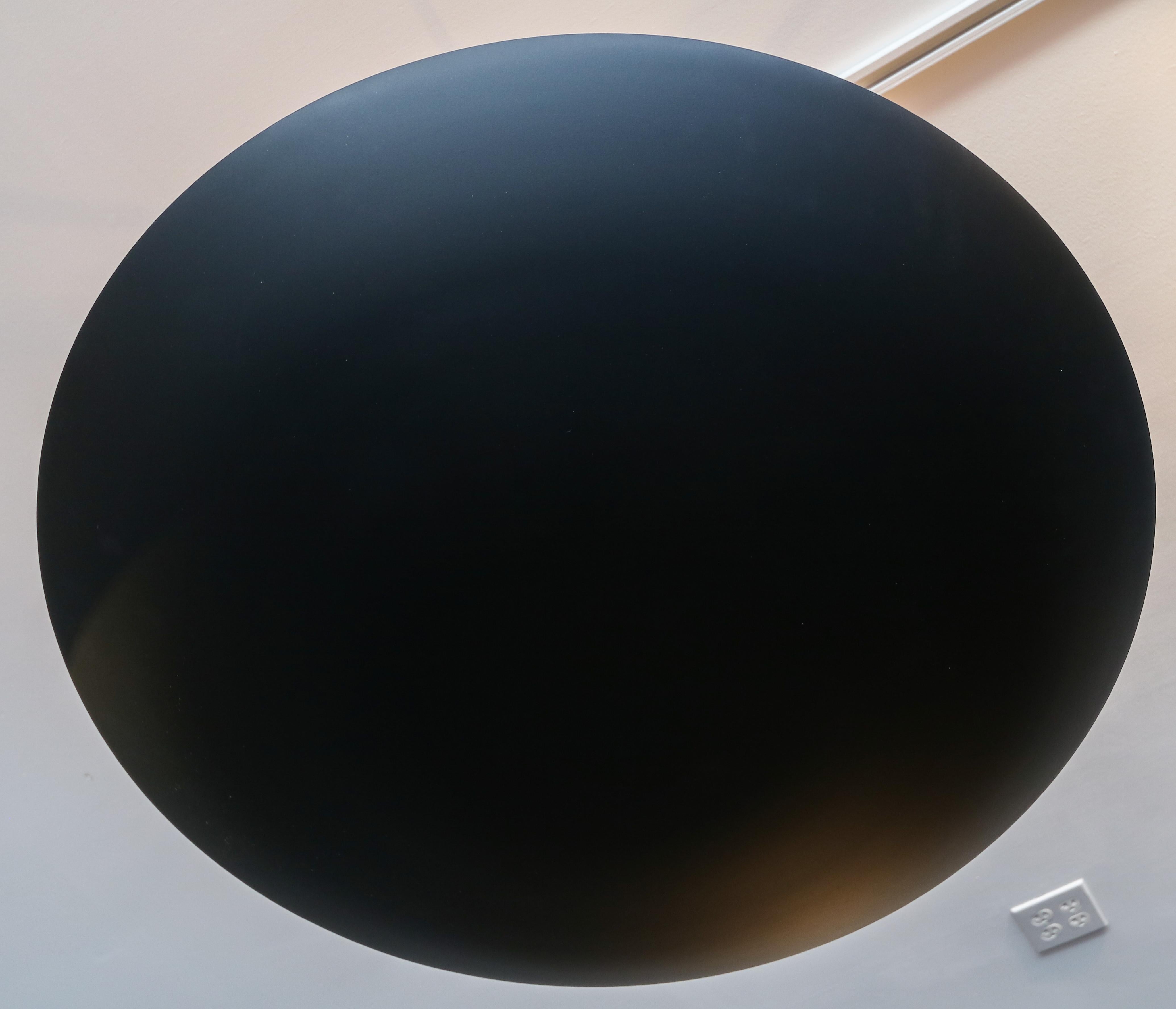 Lampadario a sospensione conico/convesso personalizzato in metallo e ottone nero In condizioni Nuovo in vendita a Los Angeles, CA