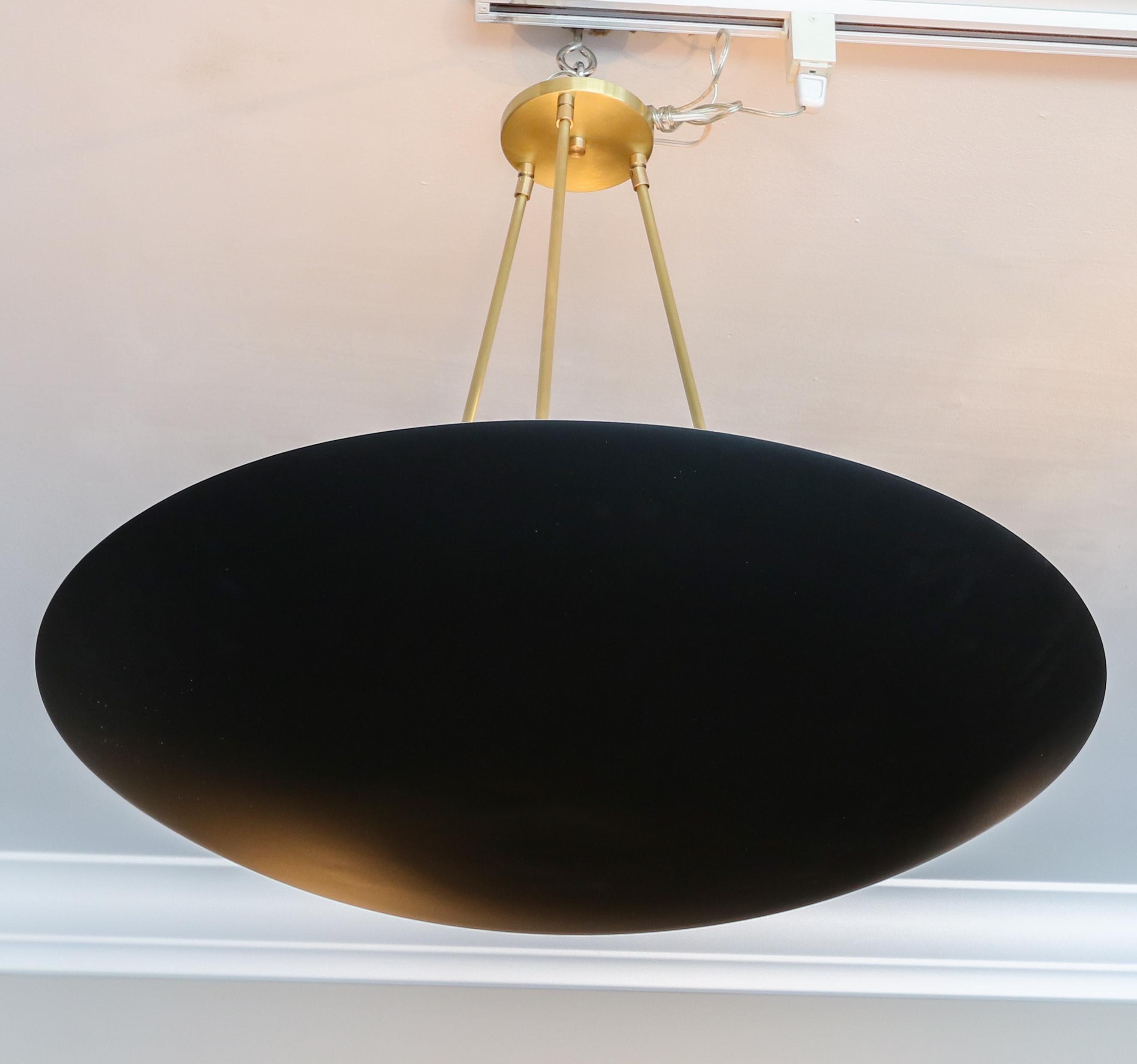 XXI secolo e contemporaneo Lampadario a sospensione conico/convesso personalizzato in metallo e ottone nero in vendita