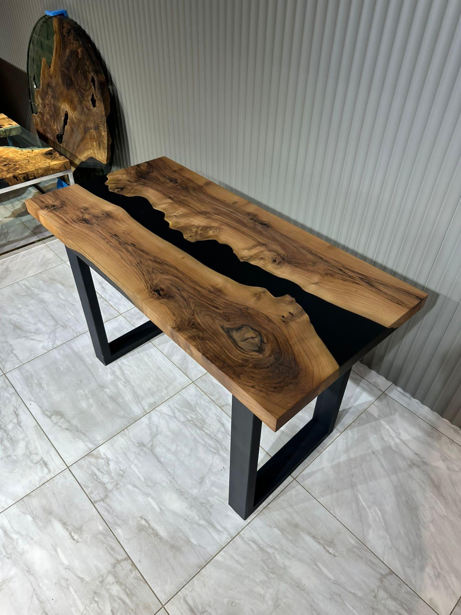 Turc Table de salle à manger moderne en bois époxy noyer noir sur mesure en vente