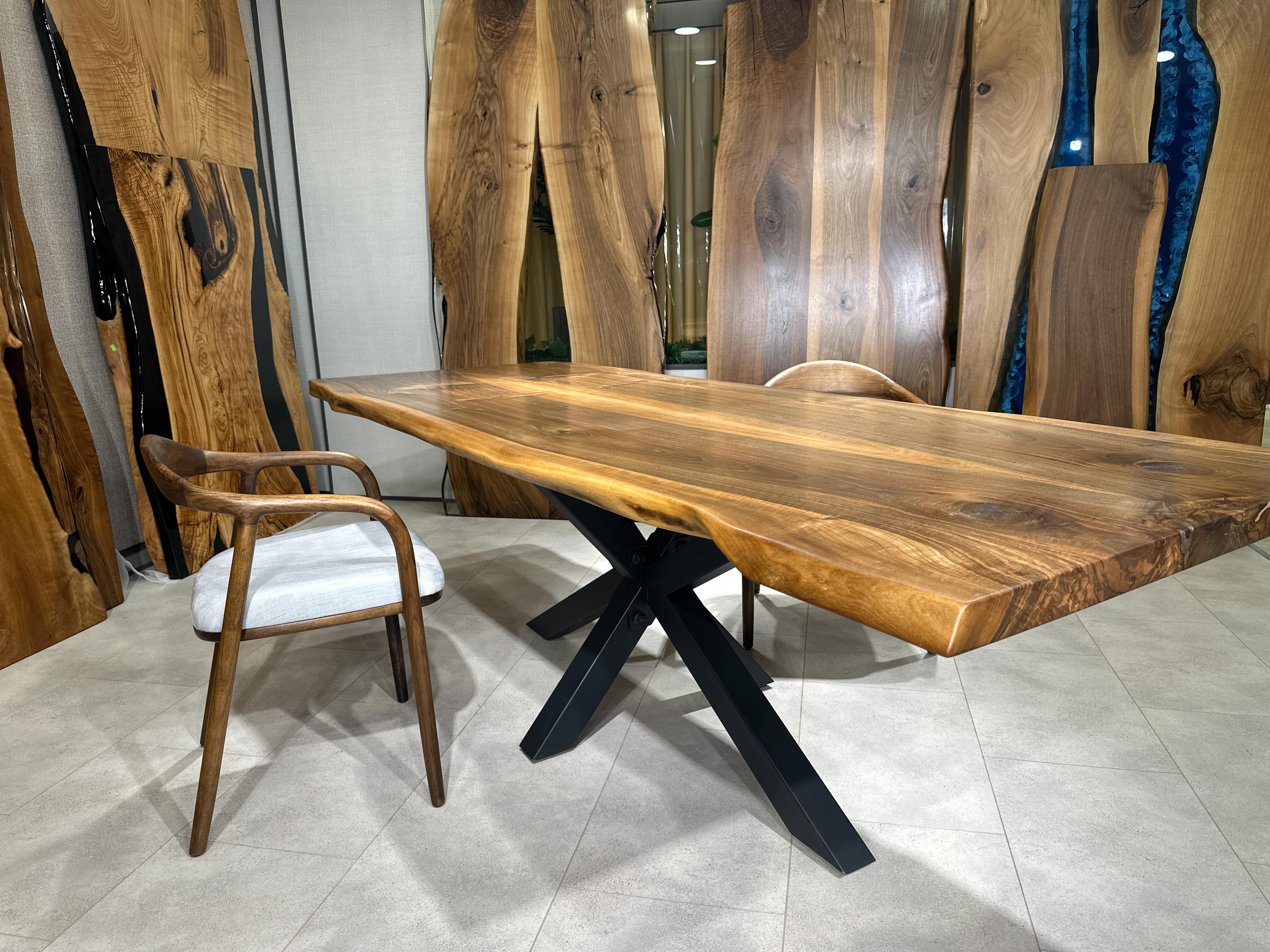 Arts and Crafts Table de salle à manger sur mesure en noyer noir et bois massif en vente