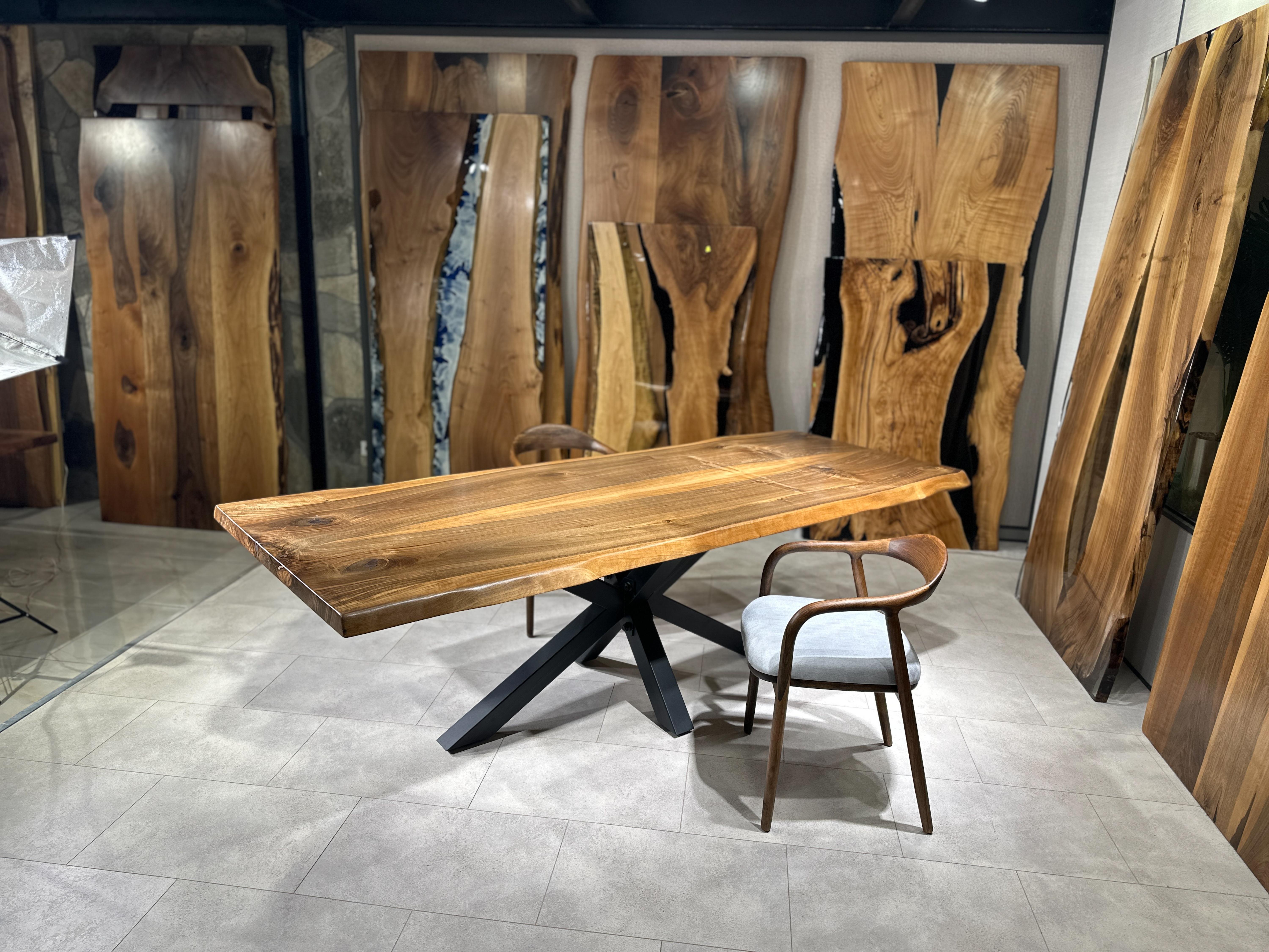 Soudé Table de salle à manger sur mesure en noyer noir et bois massif en vente