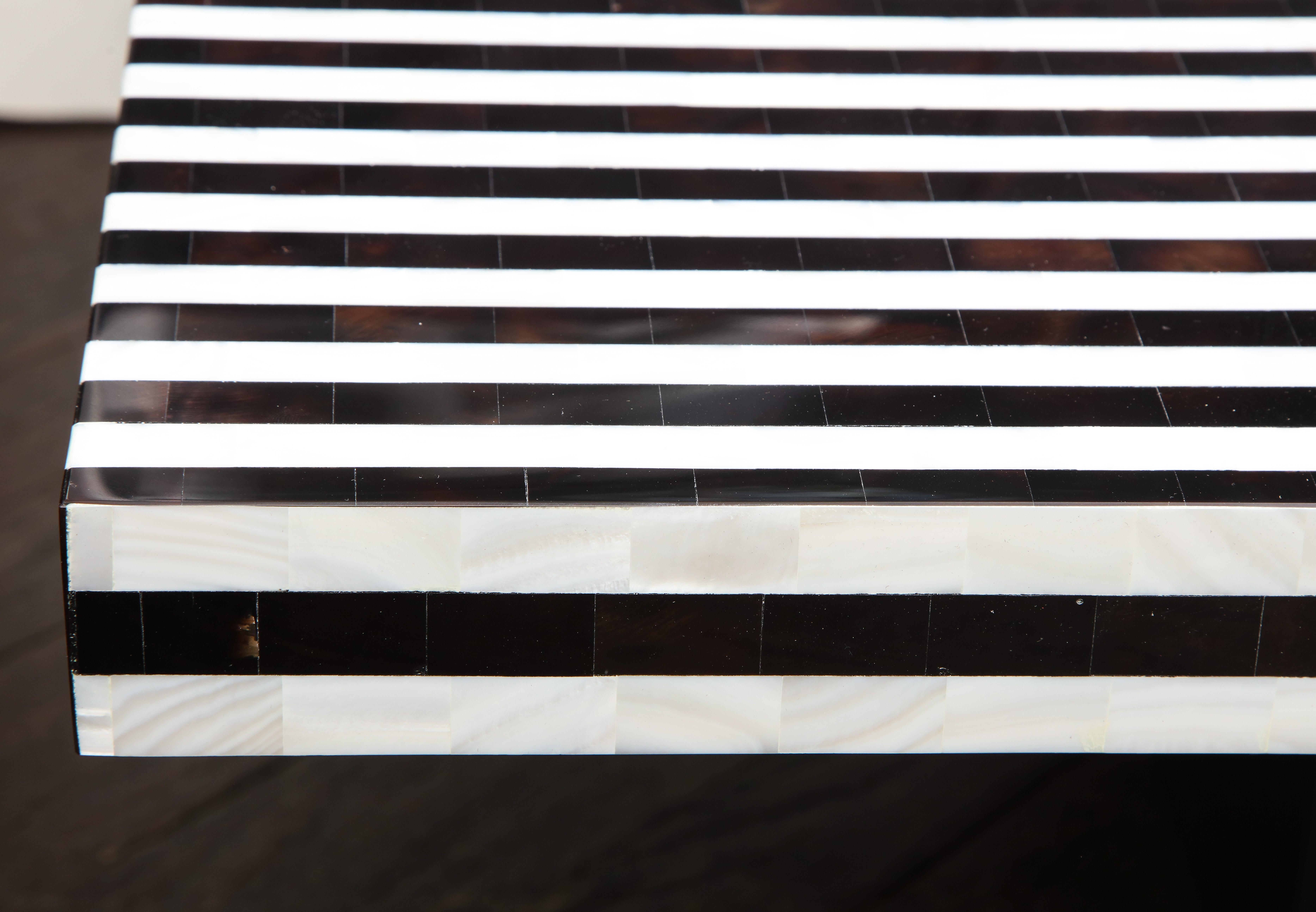 Table en marqueterie à rayures de coquillages noires et blanches sur mesure Neuf - En vente à New York, NY