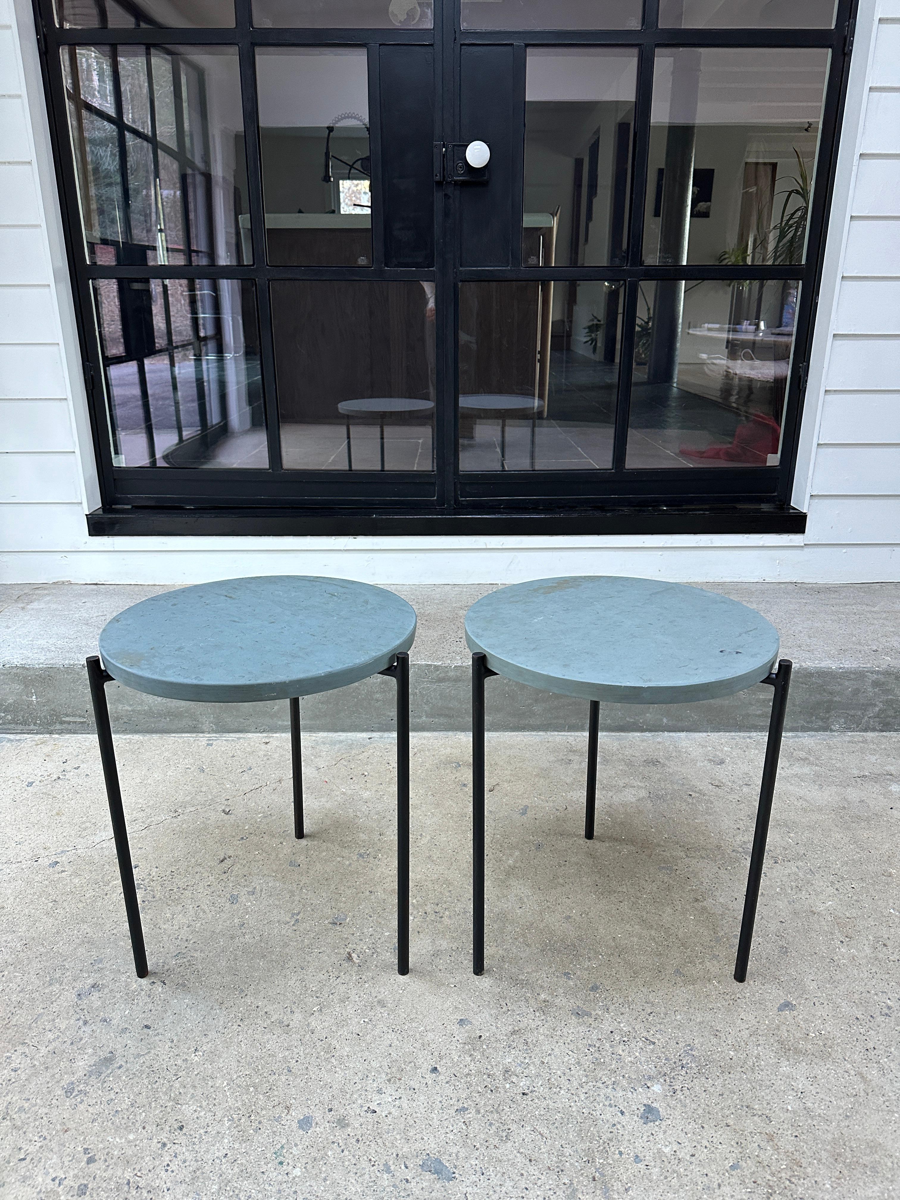 Funktionelle Beistelltische aus geschwärztem Stahl mit 3 Beinen und Platten aus Schiefer im Vintage-Look.

Erhältlich in drei verschiedenen Schieferfarben.

Unendliche Basen, begrenzter Schiefer.

Wird nur paarweise verkauft. Der Preis gilt für
