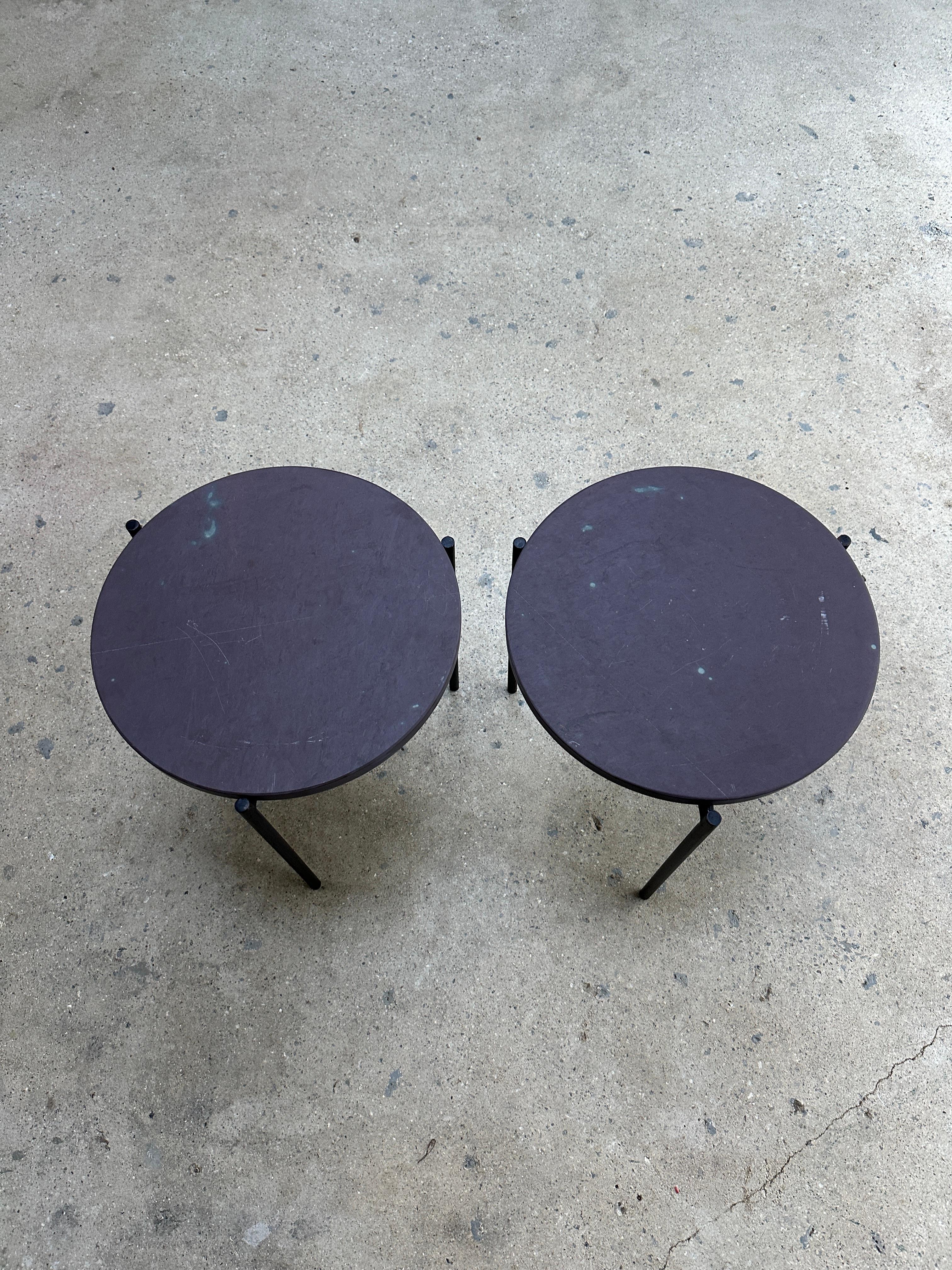 Maßgefertigte Beistelltische aus geschwärztem Stahl mit 3 Beinen und alten Schieferplatten im Zustand „Gut“ im Angebot in Asheville, NC