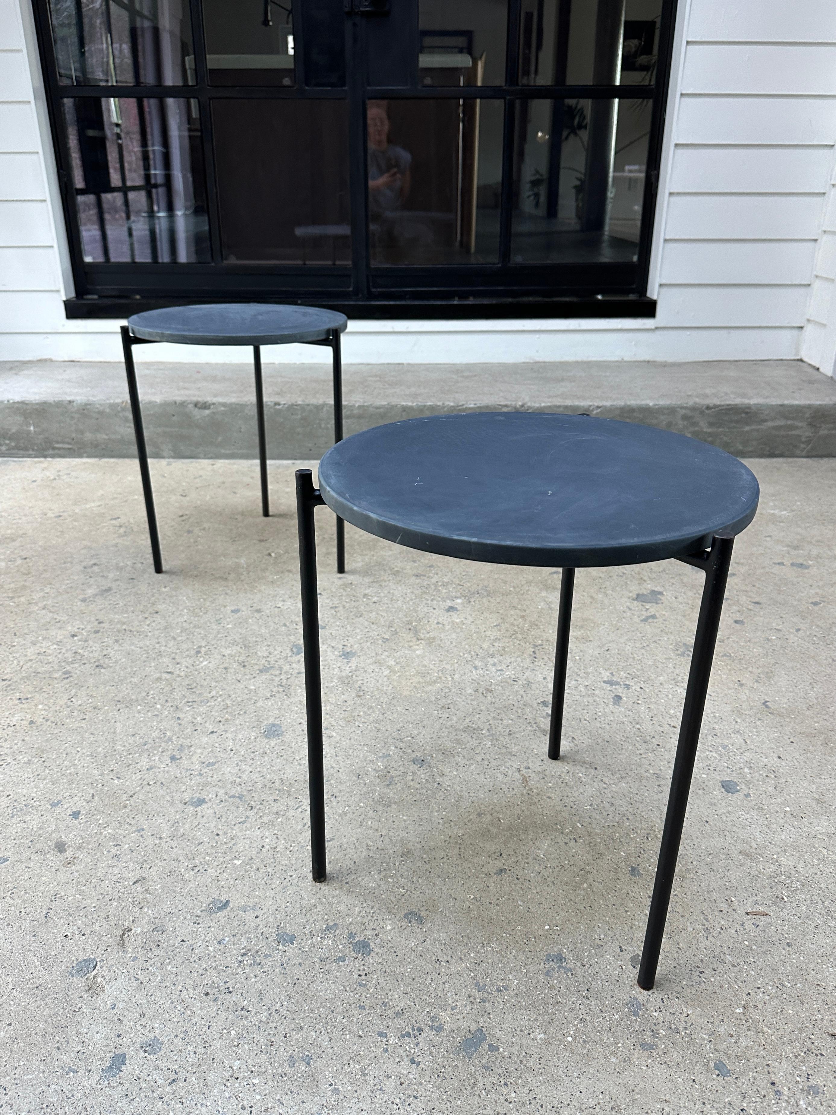Maßgefertigte Beistelltische aus geschwärztem Stahl mit 3 Beinen und alten Schieferplatten (21. Jahrhundert und zeitgenössisch) im Angebot