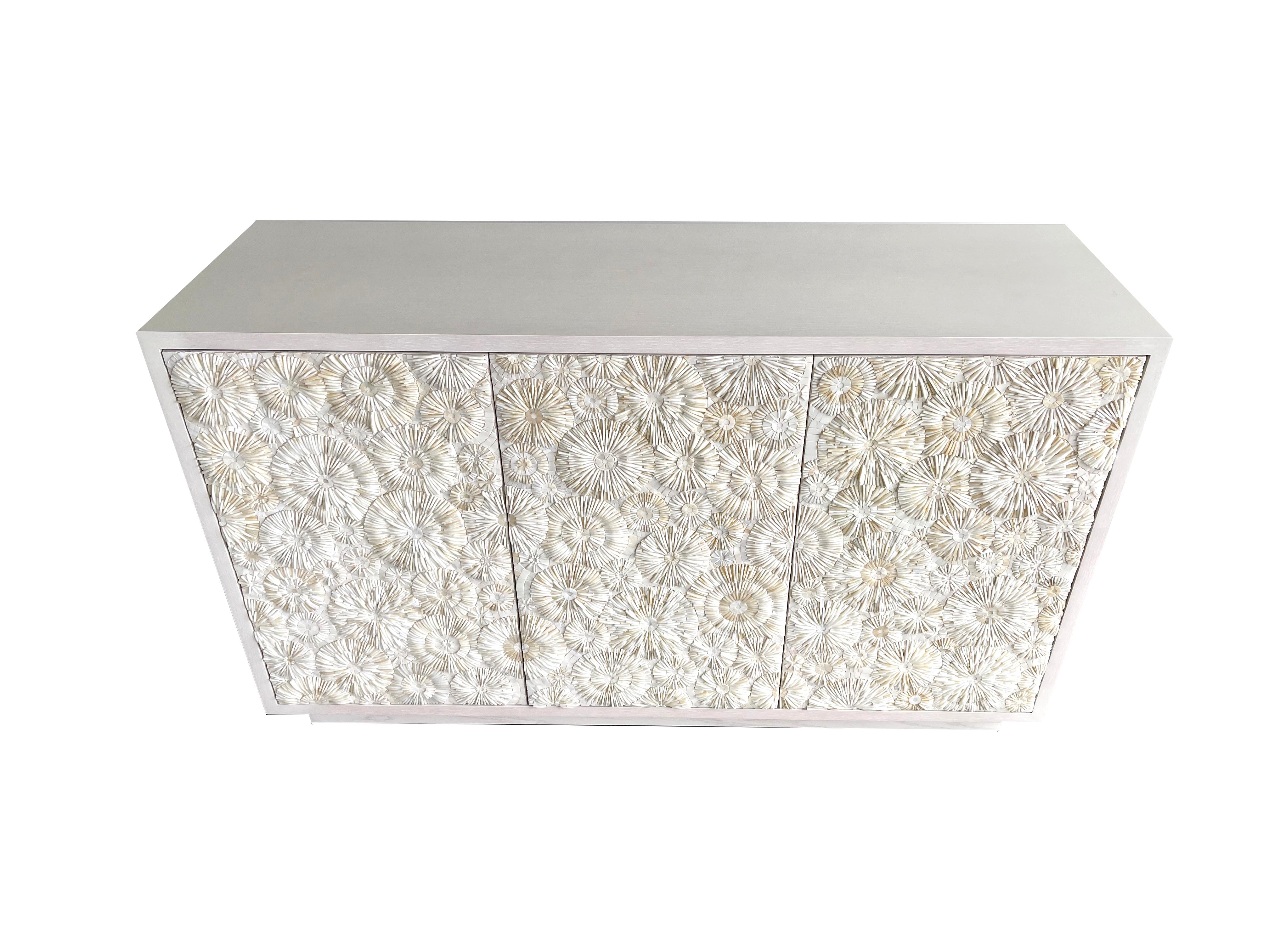 Modernes 3-türiges Buffet aus weißem Mosaik-Blumenholz mit elfenbeinfarbener weißer Eiche von Ercole Home (amerikanisch) im Angebot