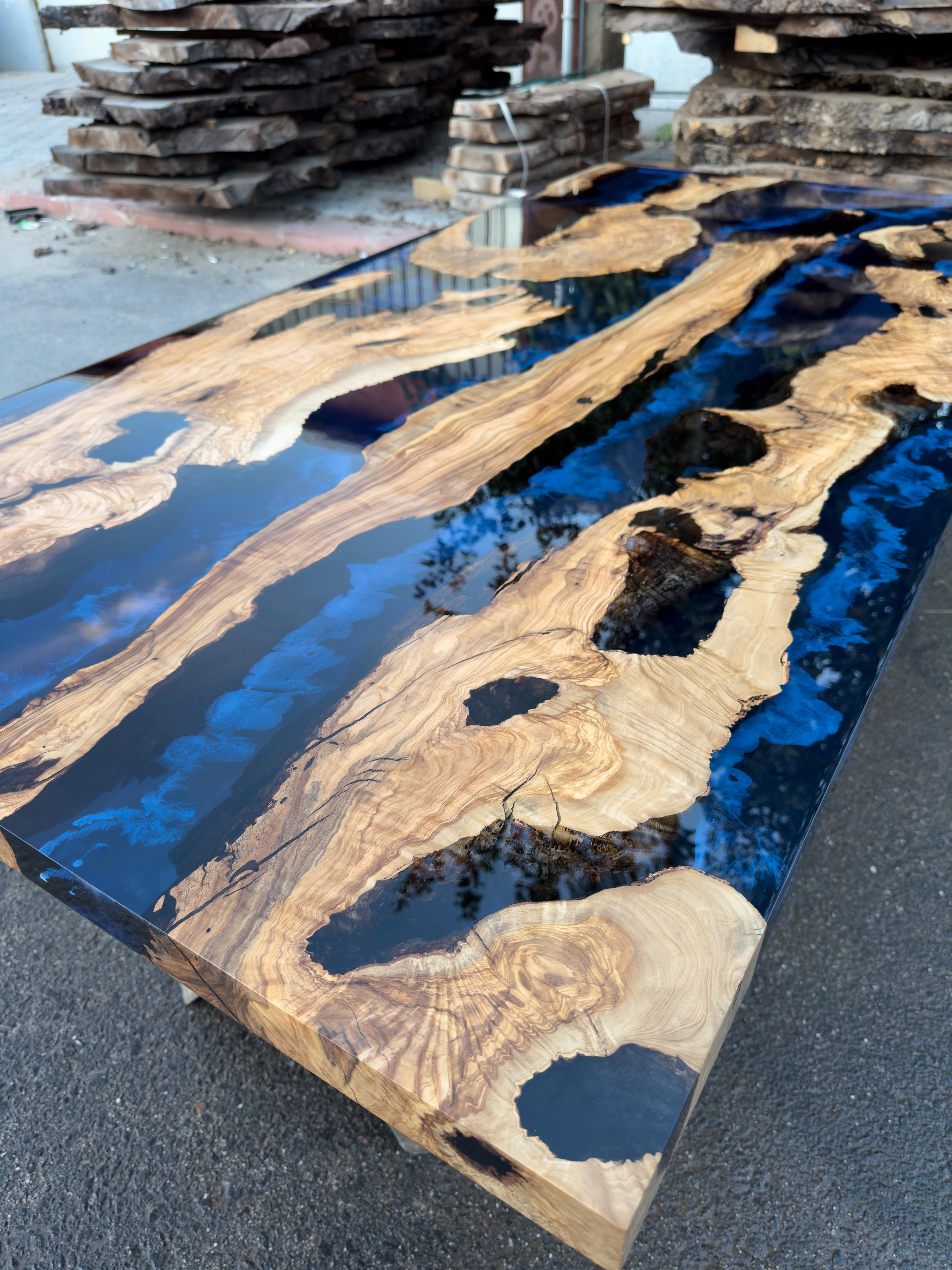 Brossé Table de salle à manger de rivière en bois d'olivier ancien et bleu, en résine époxy, sur mesure  en vente