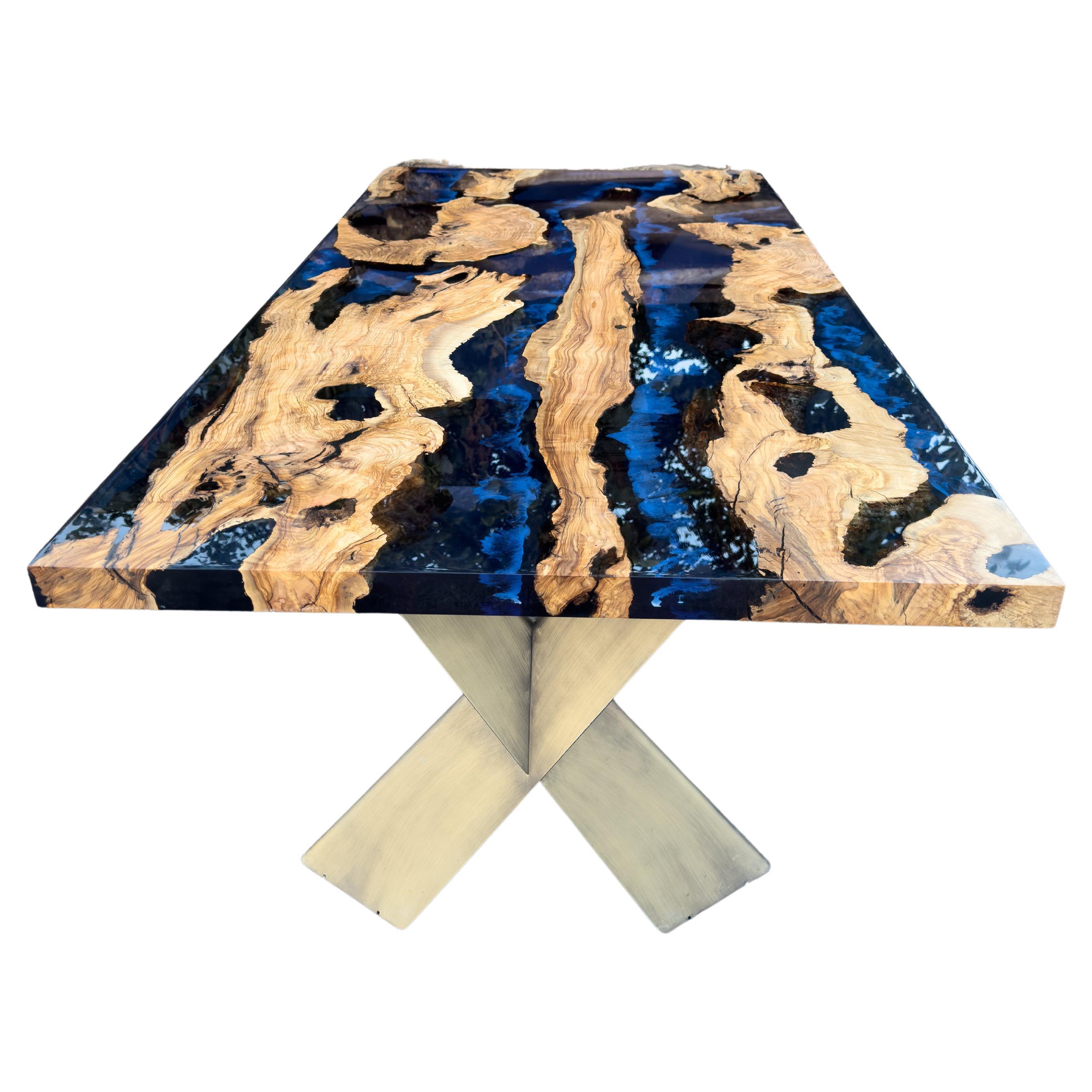 Table de salle à manger de rivière en bois d'olivier ancien et bleu, en résine époxy, sur mesure  en vente