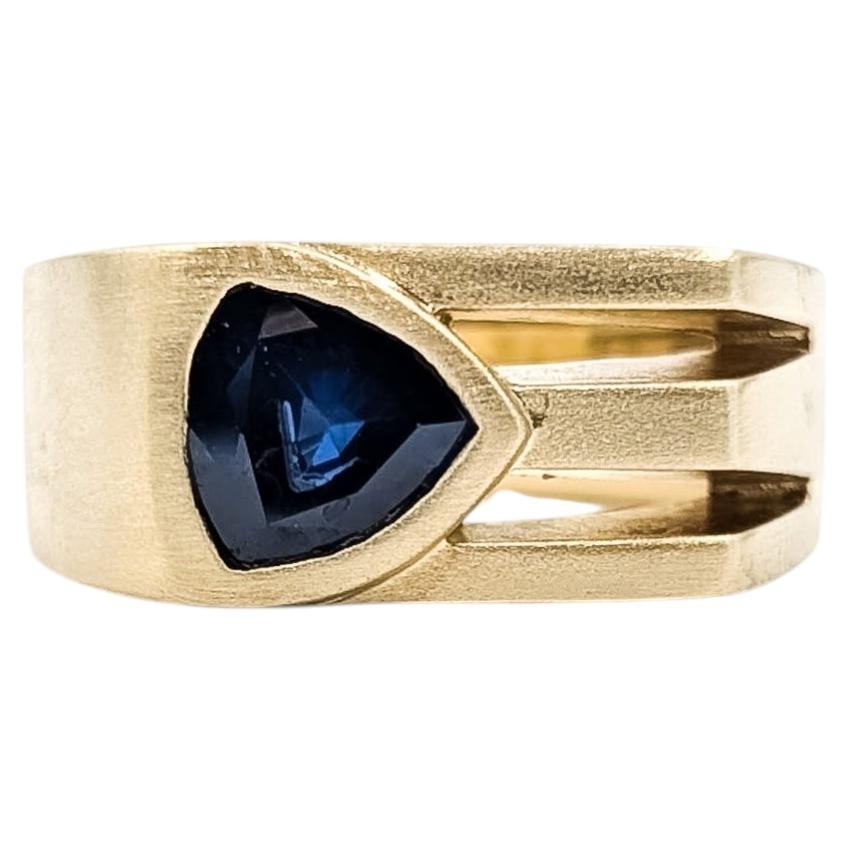 Anello personalizzato con zaffiro blu in oro giallo 14k
